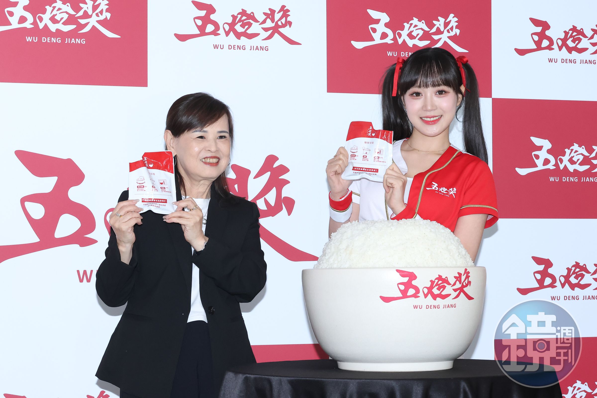 邊荷律(右)攜手五燈獎老闆娘完成超大碗滷肉飯「開飯儀式」。