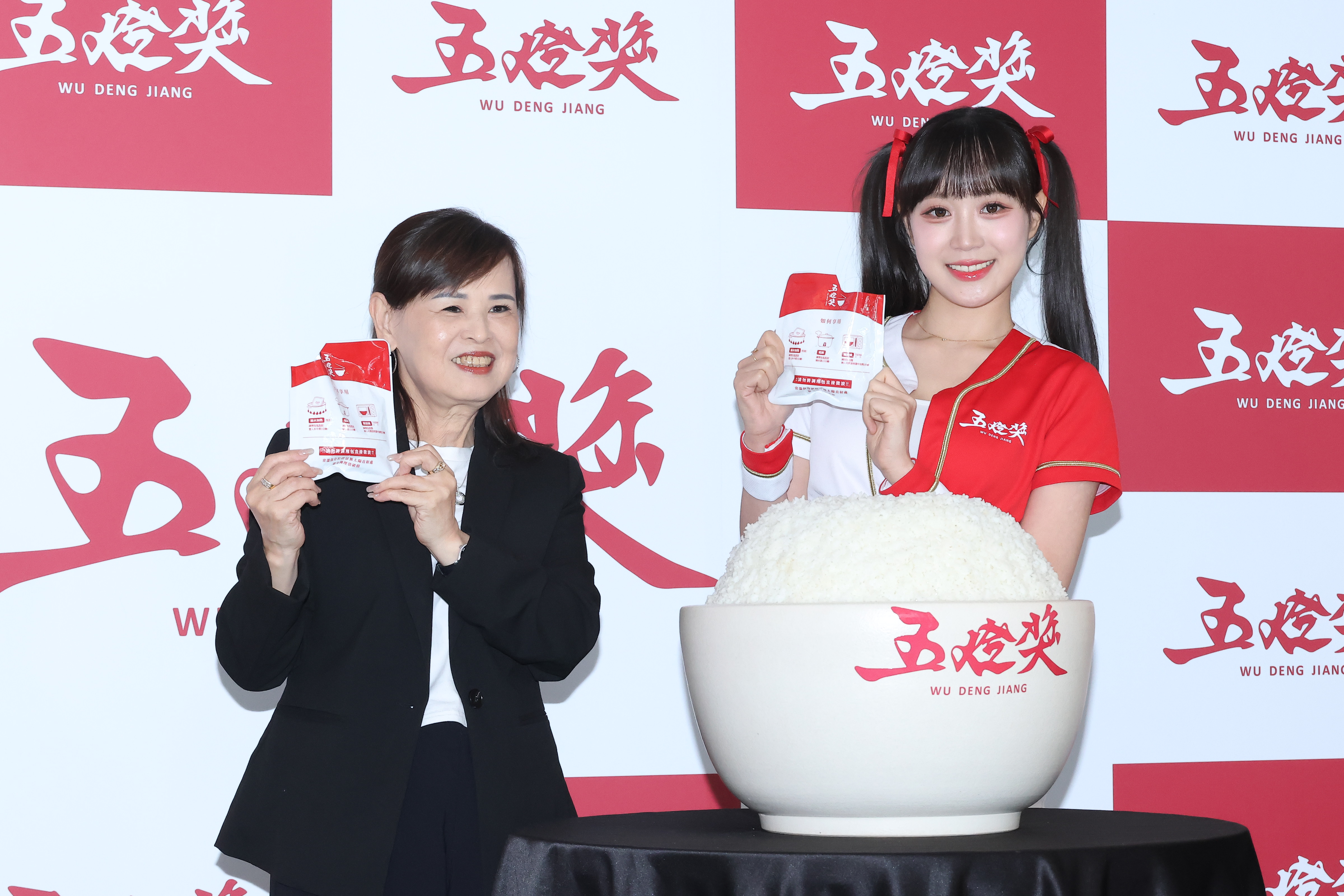 邊荷律（右）攜手五燈獎老闆娘完成超大碗滷肉飯「開飯儀式」。