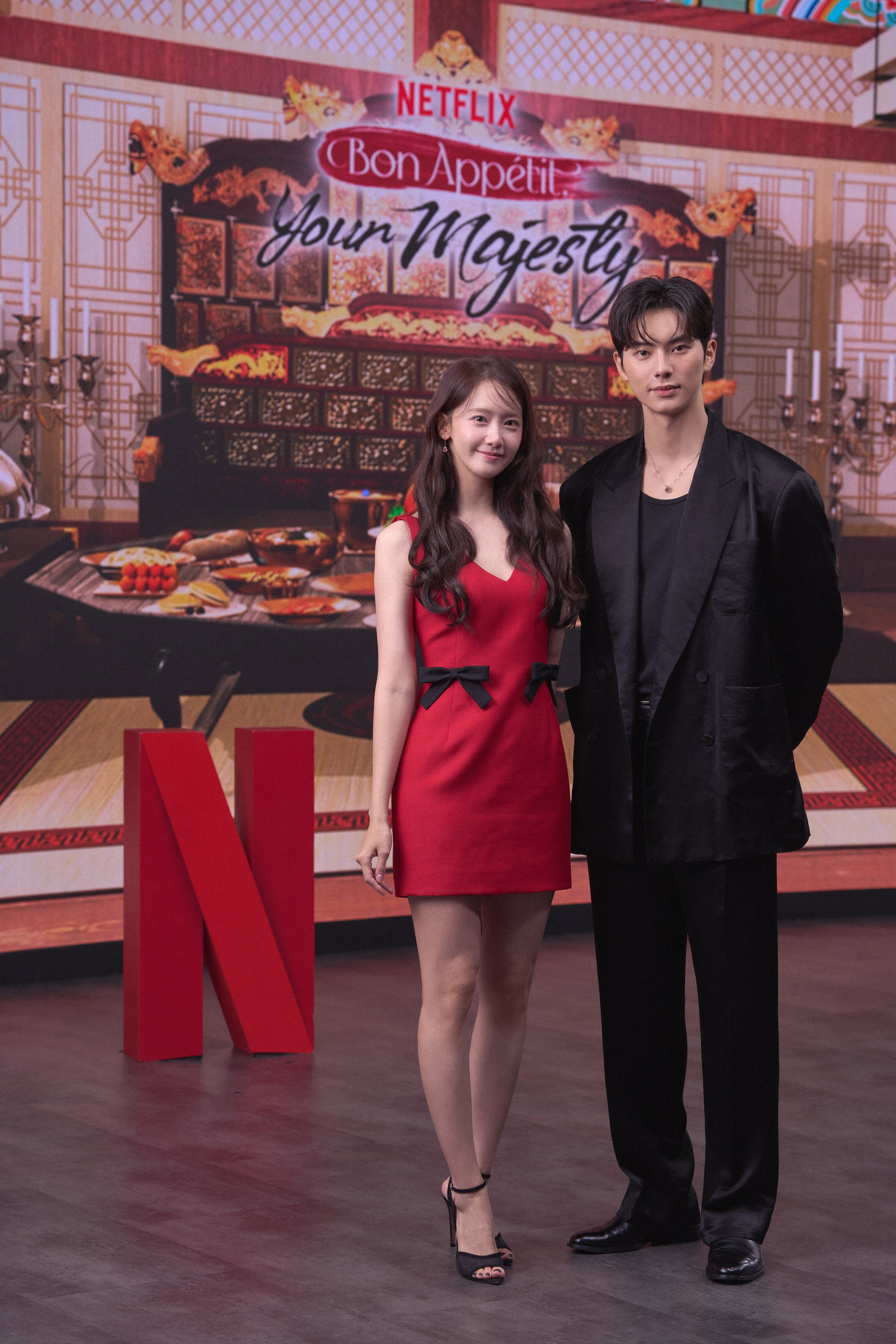 潤娥與李彩玟主演《暴君的廚師》，穿越時空相遇的兩人爆出滿滿火花。（Netflix提供）