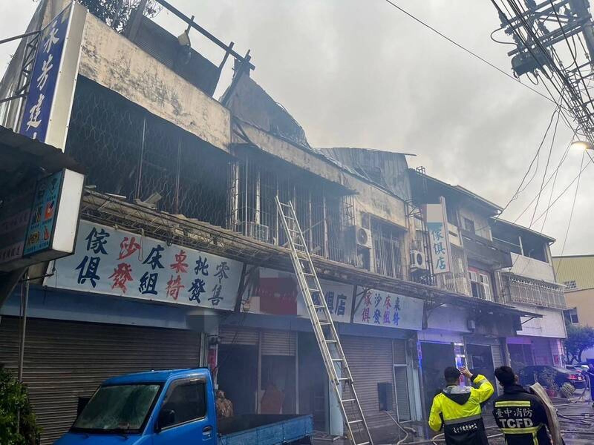 神岡家具行大火，狂風助長火勢，且救災不易，延燒6戶民宅。（消防局提供）