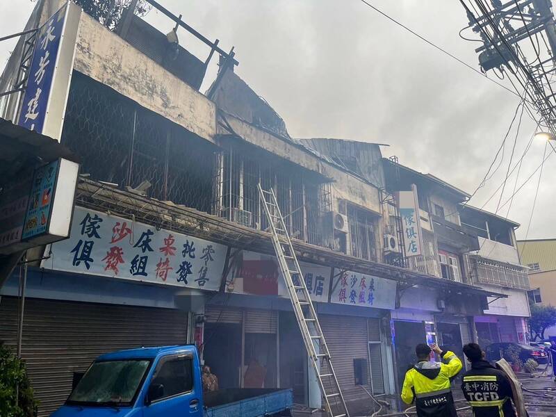 神岡家具行大火，狂風助長火勢，且救災不易，延燒6戶民宅。（消防局提供）