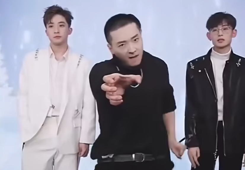 中國興起新的流行舞蹈「掐脖舞」，主要為做出掐脖子的動作，配上甩打的手勢。（翻攝照片）