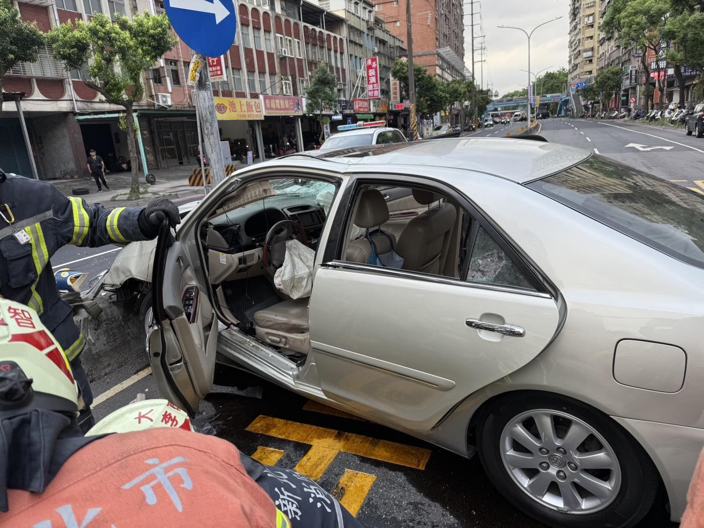 78歲余男駕駛自小客車暴衝，造成3死12傷，據了解他被救出時，還一度能說話，不過後來就陷入昏迷。（翻攝畫面）