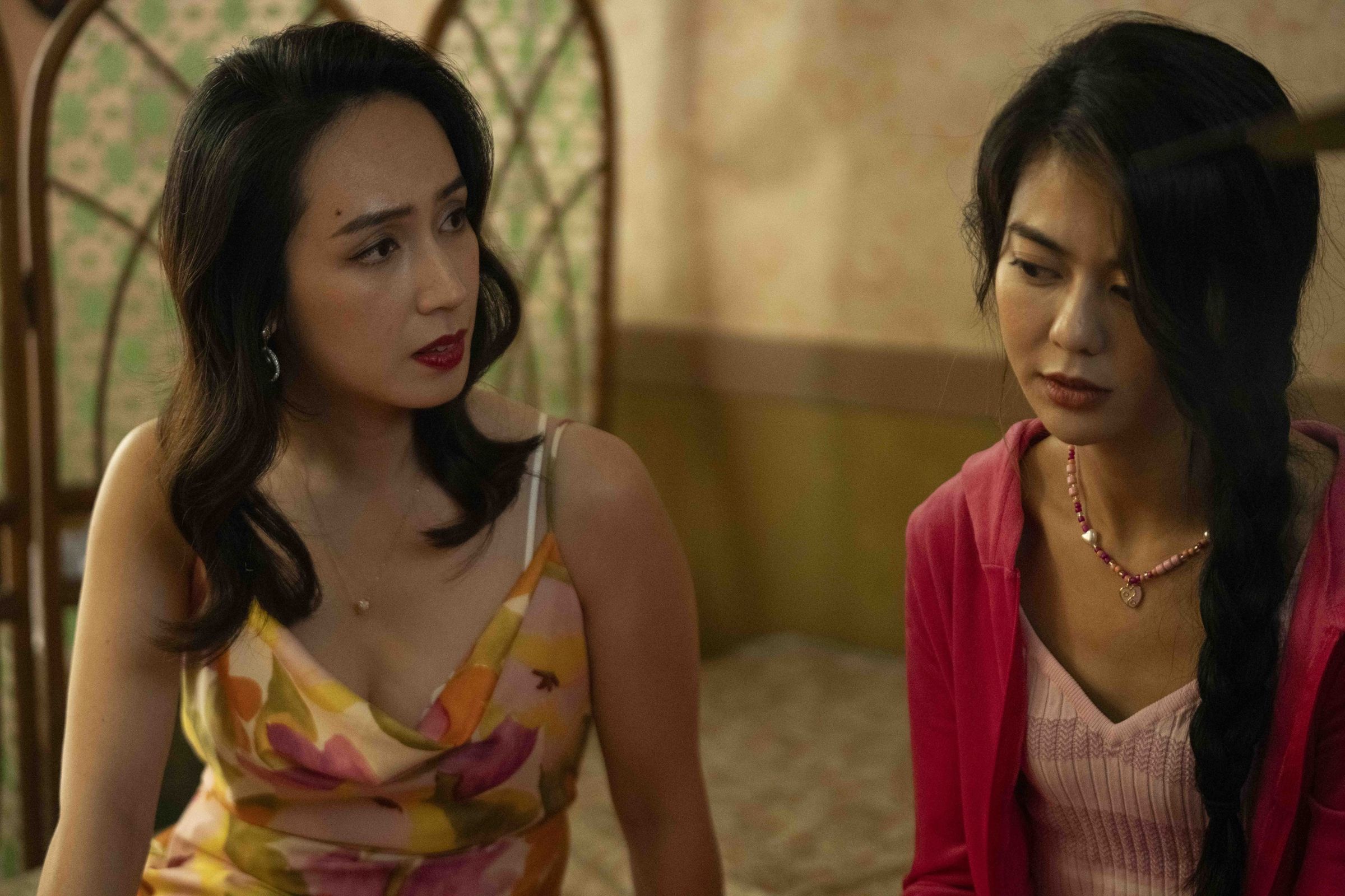 小薰(右)在《鬼天廈》中走妖豔尺度,並首度與白癡公主合作。(華映娛樂提供)