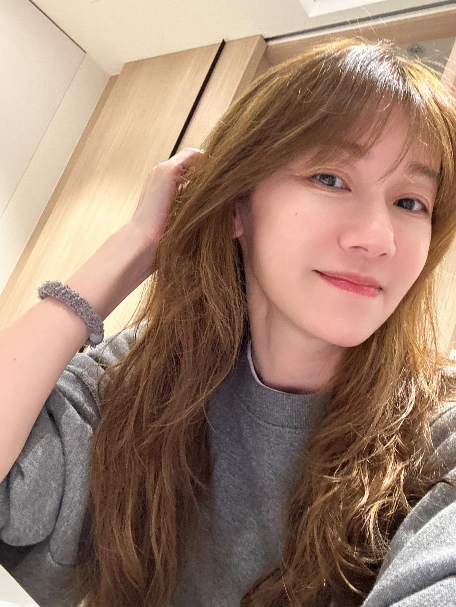 周幼婷因在家跌倒造成右腳韌帶撕裂,打著石膏、拄著拐杖返回劇組拍戲。(翻攝自周幼婷臉書)