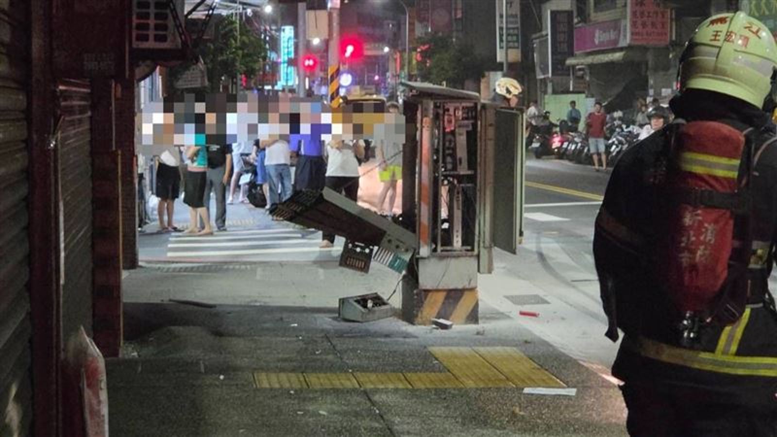 蘆洲變電箱凌晨突爆炸!濃煙竄出後「砰一聲」 碎片波及5機車住戶嚇爛