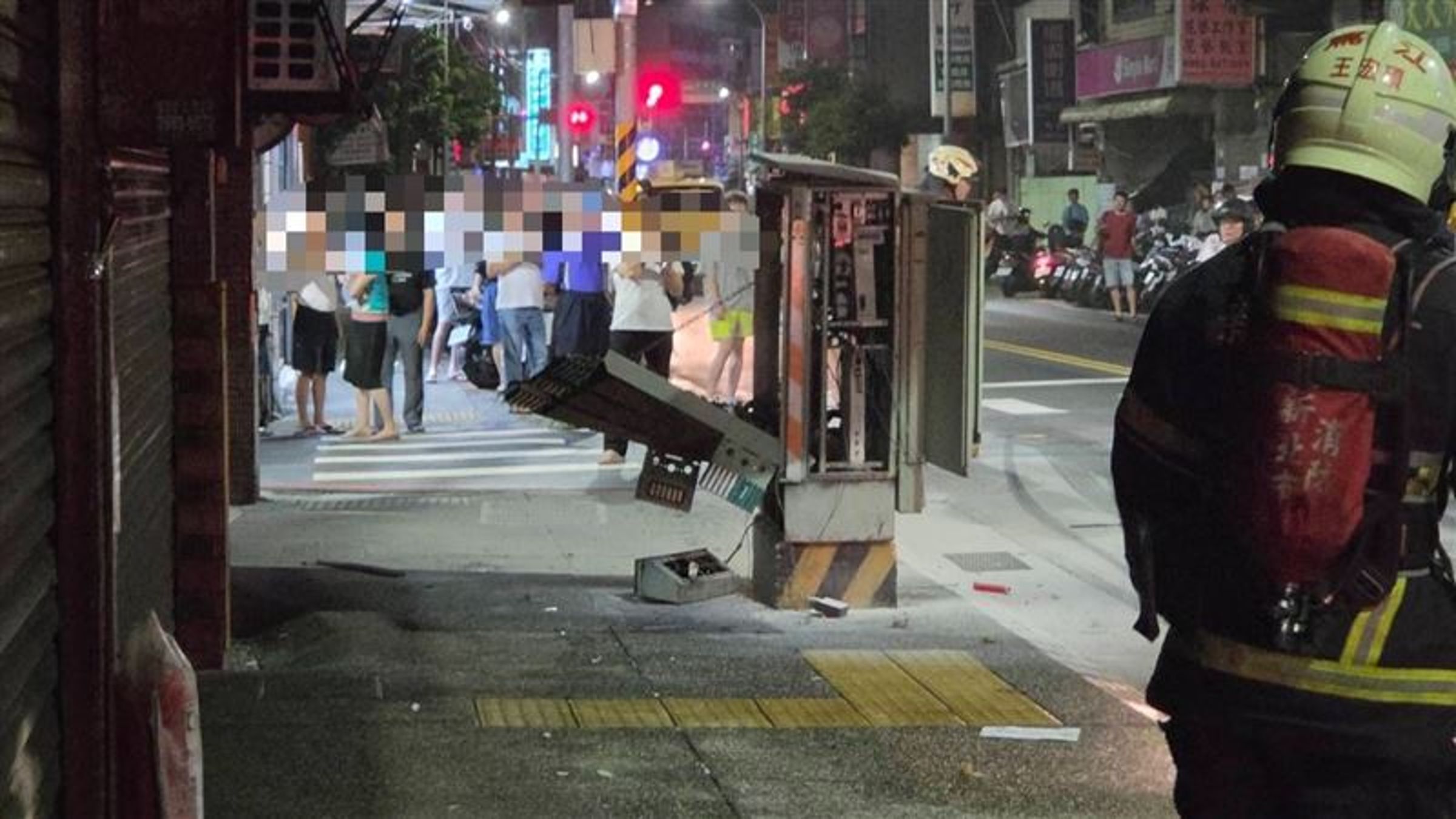新北市蘆洲區民族路一處中華電信變電箱凌晨突然發生爆炸。（翻攝畫面）