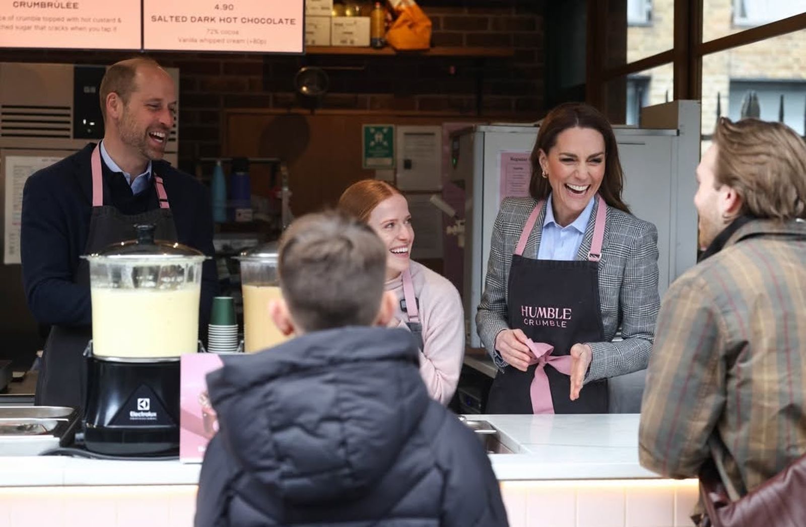 凱特王妃罕曝罹癌後「1飲食習慣」變了! 與威廉化身路邊攤店員服務民眾