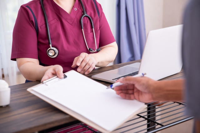 醫師錢政弘分享診間趣聞，護理師用破台語請病人去櫃檯繳錢，卻被聽成去櫃檯「喇舌」。（示意圖，photoAC）