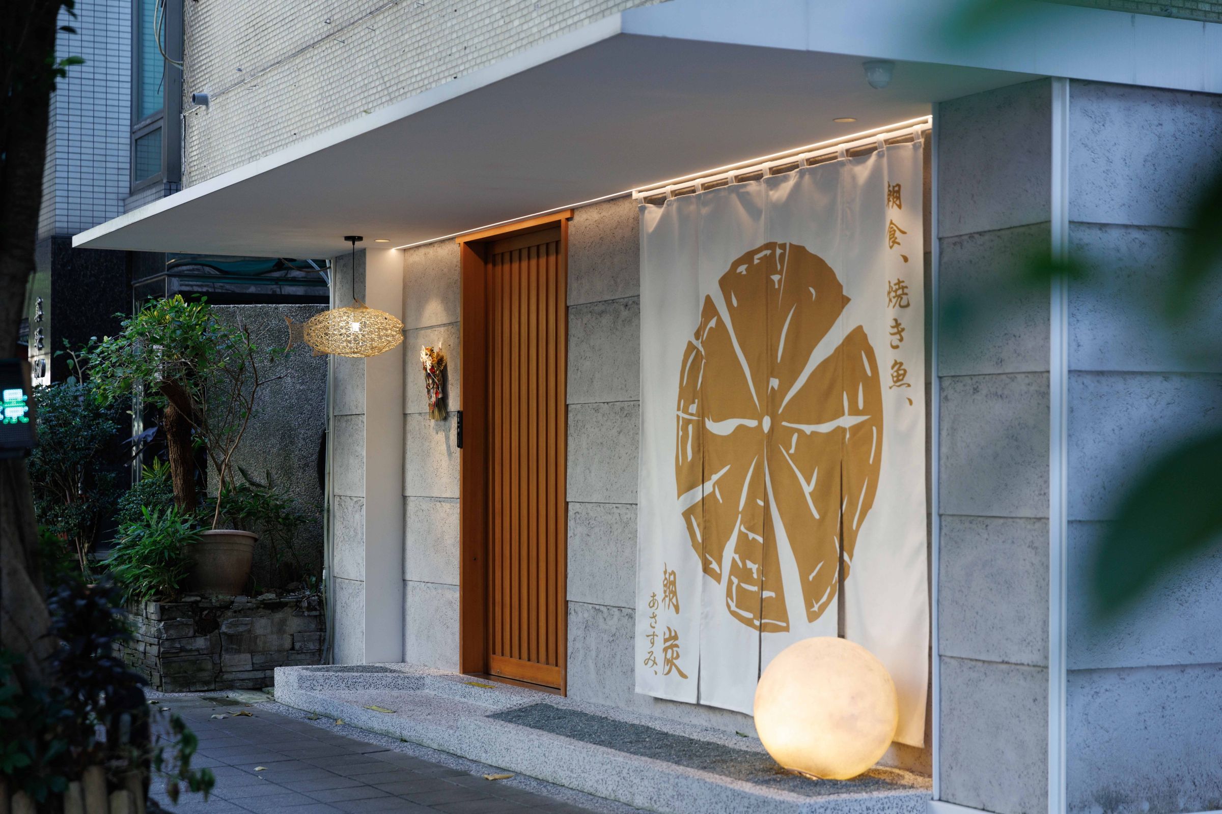 「朝炭」座落台北民生社區的的富錦街上。(豊漁餐飲集團提供)