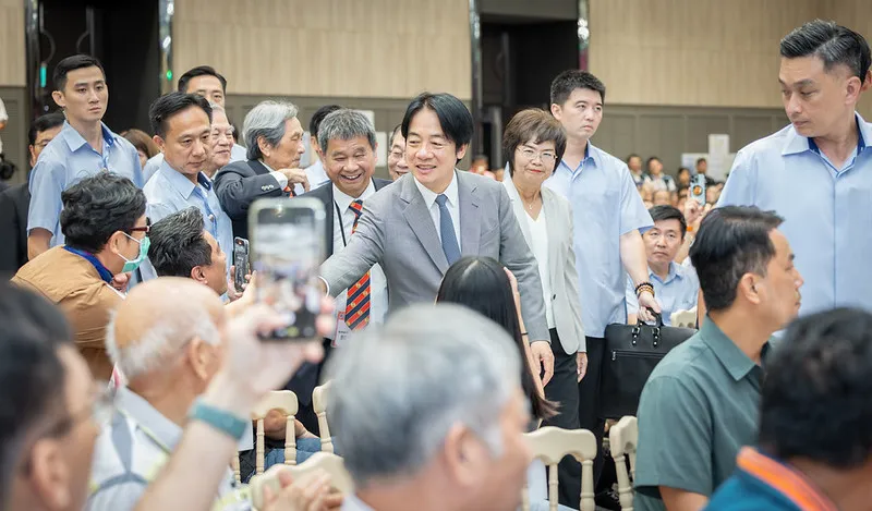 總統賴清德日前與中小企業座談時，提到從明年開始每年將有250億元，協助中小微企業轉型升級。（總統府提供）