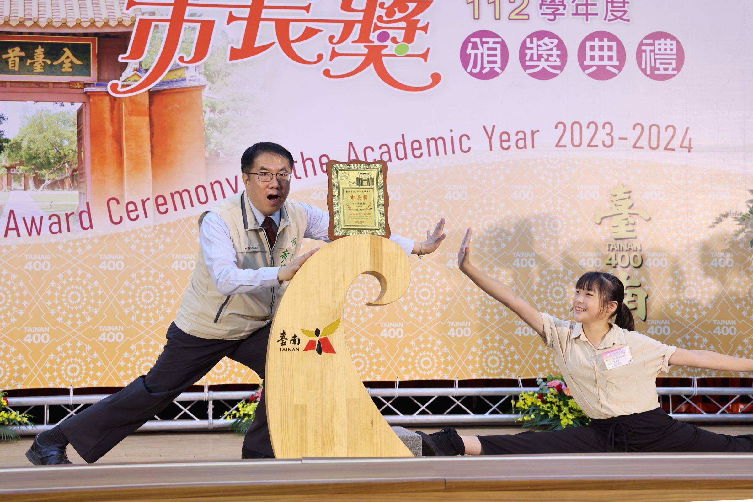 女同學劈腿拉筋和黃偉哲一起拍照留念。(南市府提供)