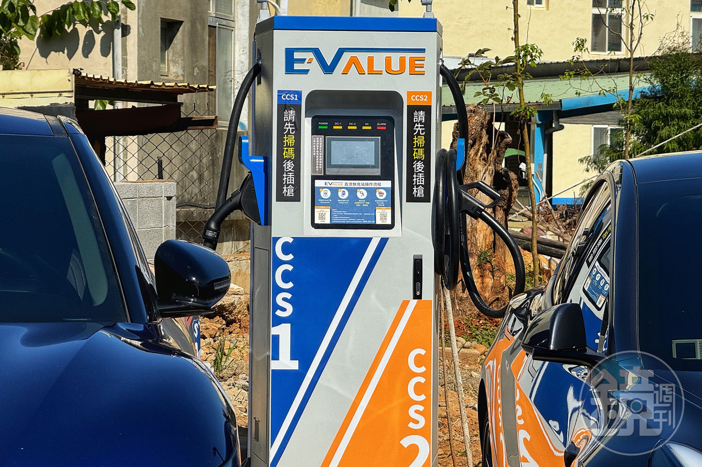 節能減碳的電動車盛行，綠色門市導入電動汽車配備充電樁。