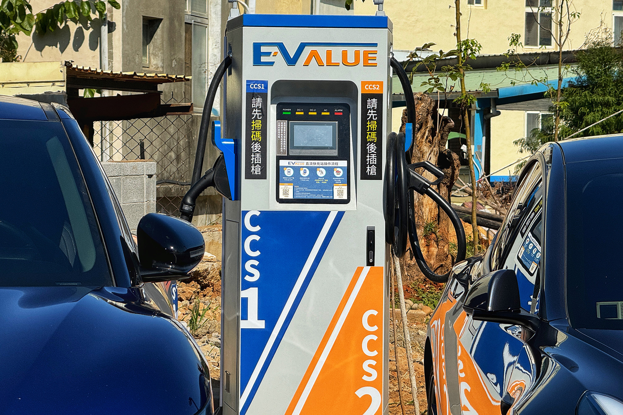 節能減碳的電動車盛行，綠色門市導入電動汽車配備充電樁。