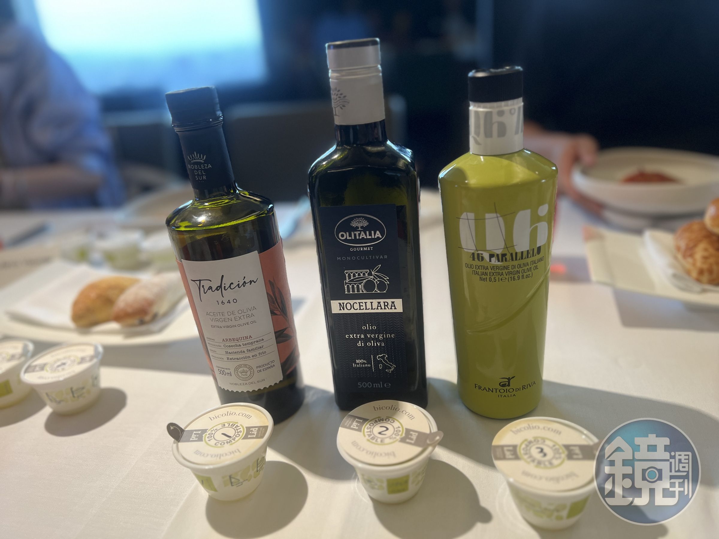 來自西班牙（左）、義大利西西里島（中）的單一品種橄欖油，與產自西班牙南部、混合三個品種（右）的橄欖油，風味截然不同。