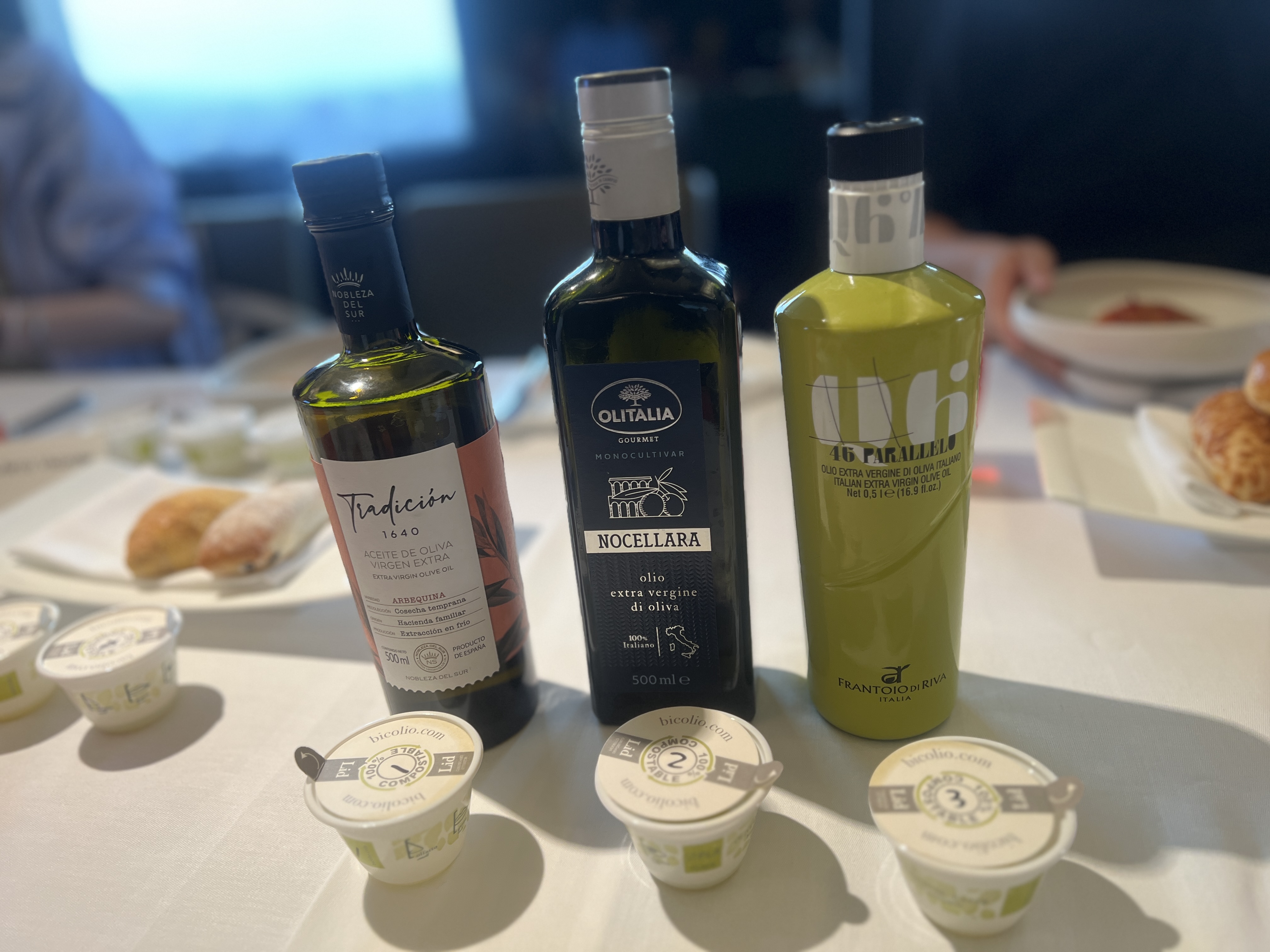 來自西班牙（左）、義大利西西里島（中）的單一品種橄欖油，與產自西班牙南部、混合三個品種（右）的橄欖油，風味截然不同。
