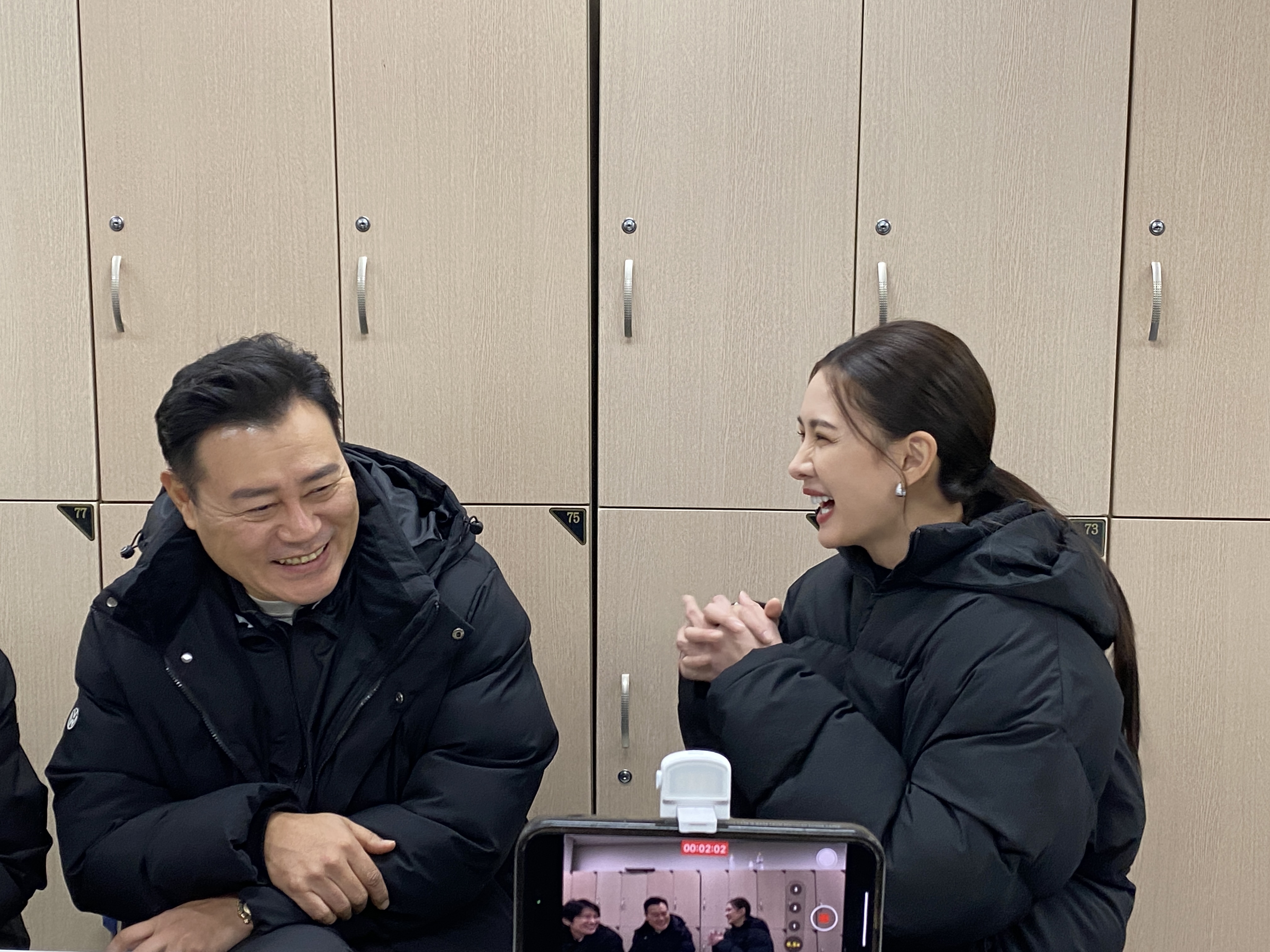 安心亞聽到韓國演員池大韓誇獎開心得大笑。