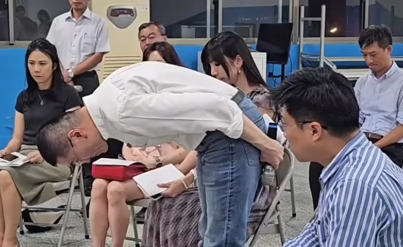 孩遭又打又踹！基隆幼兒園施暴爭議延燒　謝國樑90度鞠躬道歉：慶幸畫面讓外界看到