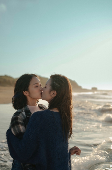 《不愛，愛》中，陳語安和韓寧上演海邊閨密激吻。（良人行提供）