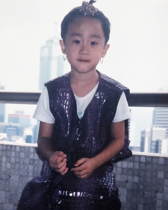 妮妃雅還沒誔生前，曹里歐就曾扮過裝。圖為在香港時，保母燙完衣服問他不要穿看看？他穿上後，還綁頭髮戴耳環，他說：「就好玩。」（曹里歐提供）