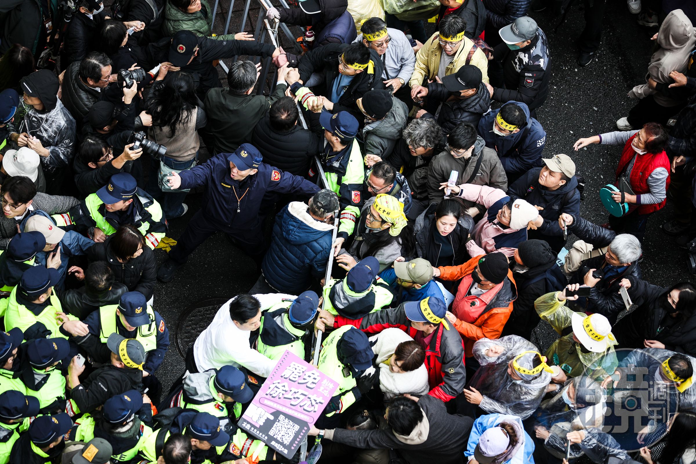 面對國民黨打算強渡3大爭議法案,民進黨立委林俊憲po文,呼籲在立院場外的民眾不要衝動。