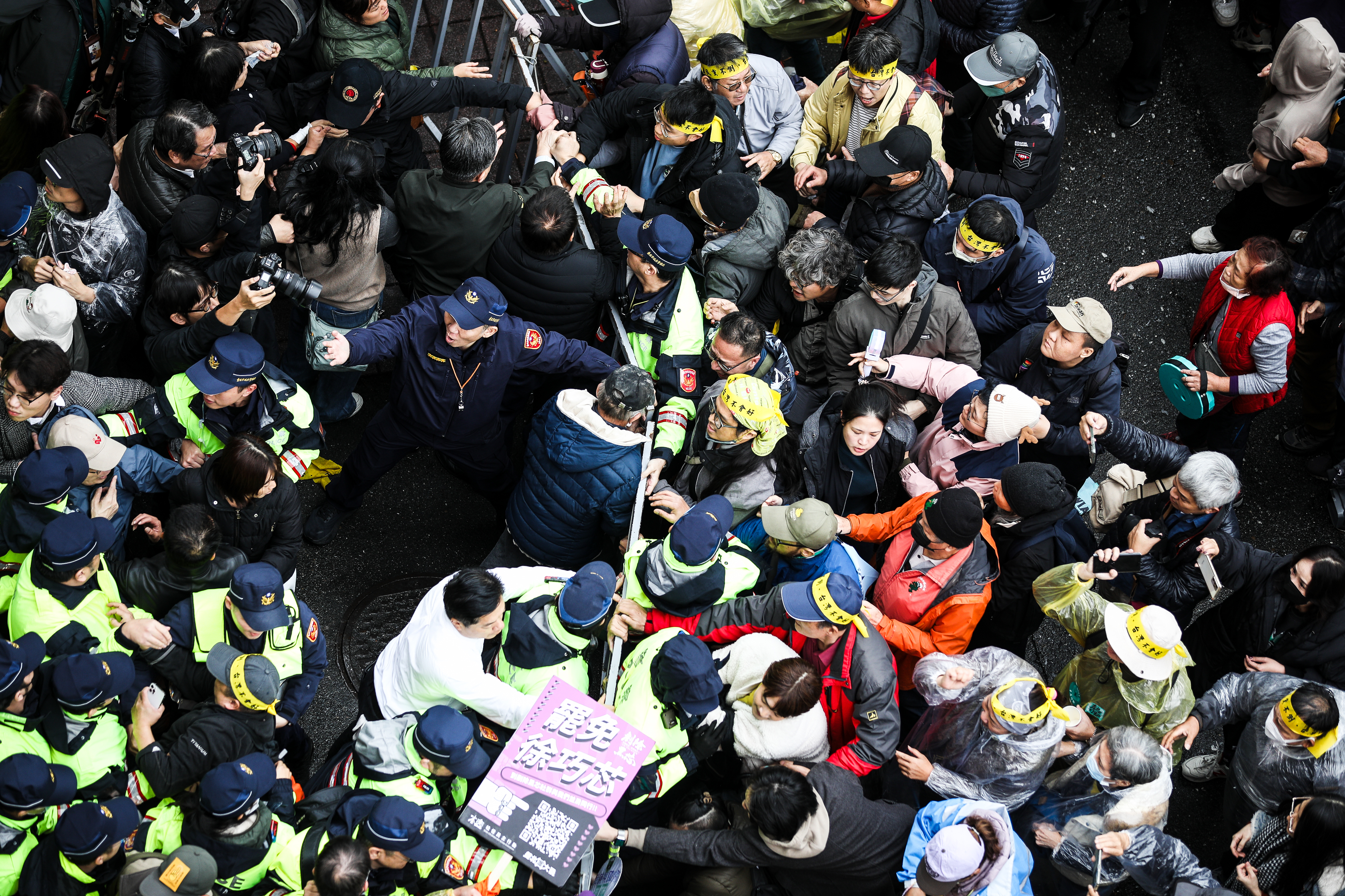 面對國民黨打算強渡3大爭議法案，民進黨立委林俊憲po文，呼籲在立院場外的民眾不要衝動。