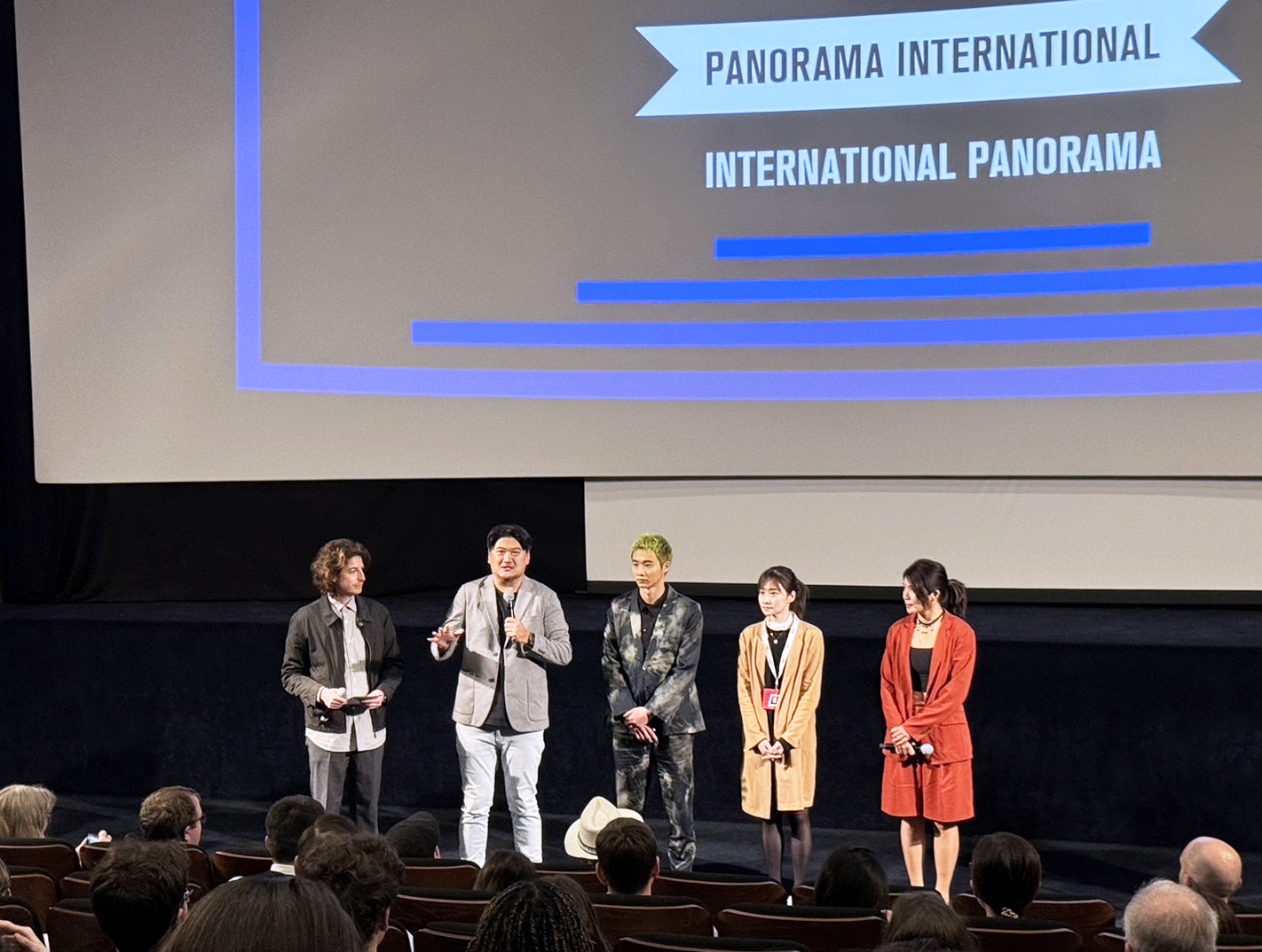 《聽海湧》導演兼製作人孫介珩（左二起）、黃冠智、編劇蔡雨氛、製作人林佳儒出席映後座談，與國際觀眾交流。（公視提供）