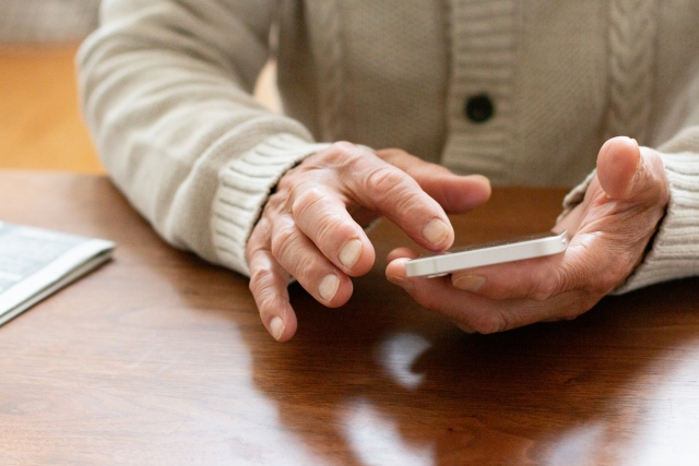 為提防選務錯假訊息入侵，中選會請民眾協助家人及長輩，在通訊軟體中加入訊息查證工具。（示意圖，photoAC）