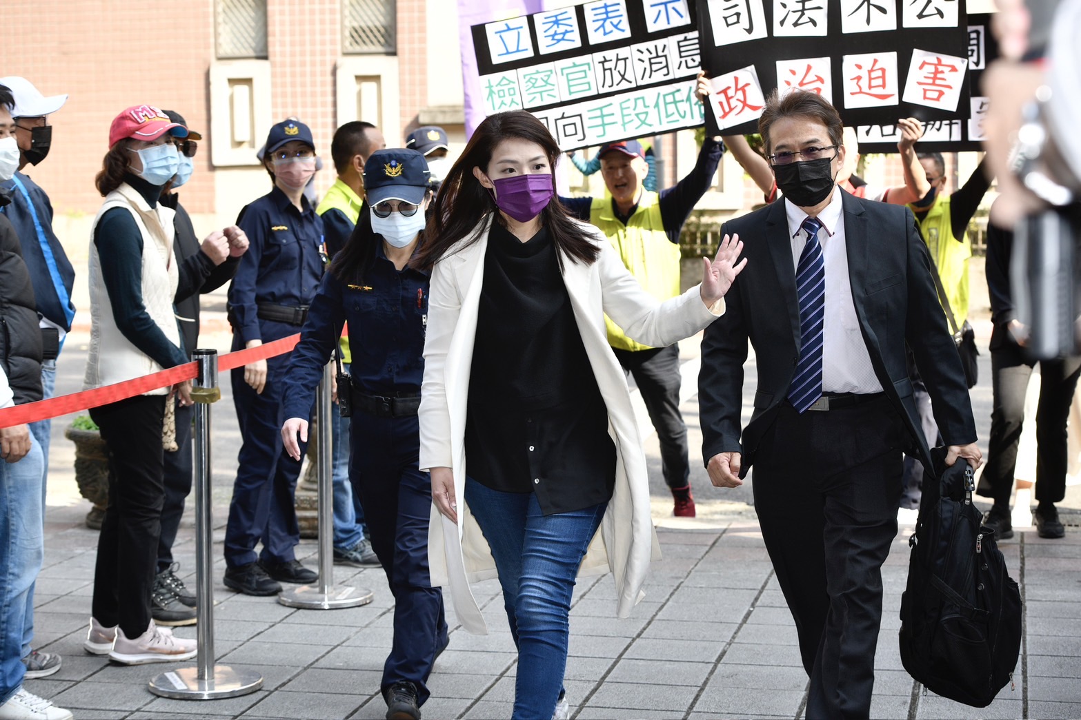 新竹市長高虹安涉貪污助理費至台北地院出庭。