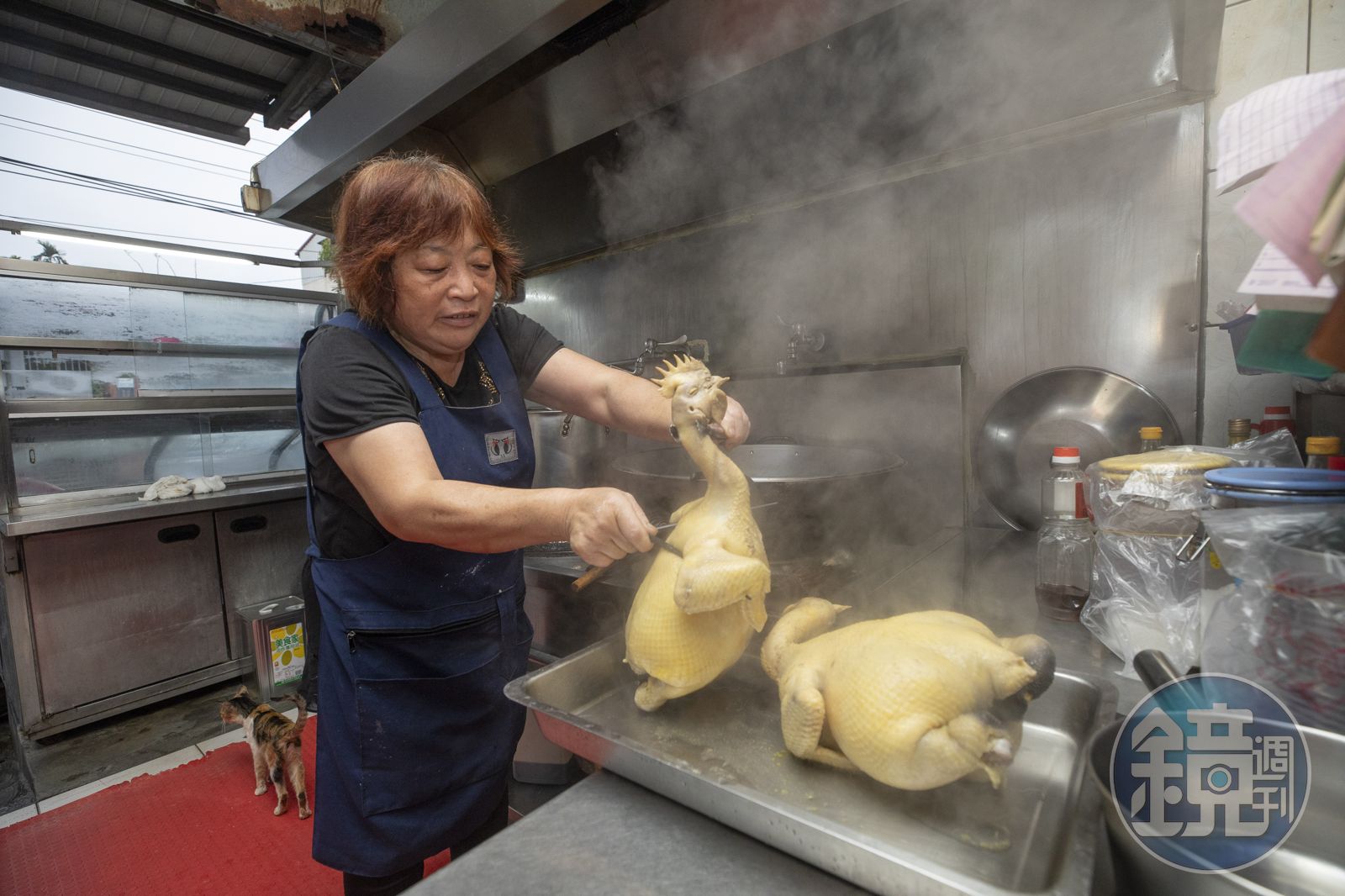 江明苓的手臂已變形，開店前從煮白斬雞到炸魚頭的備料工作，全由她獨力完成，地方都稱她是「女漢子」，佳香的砂鍋魚頭也被戲稱為「女漢子大臉盆砂鍋魚頭」。