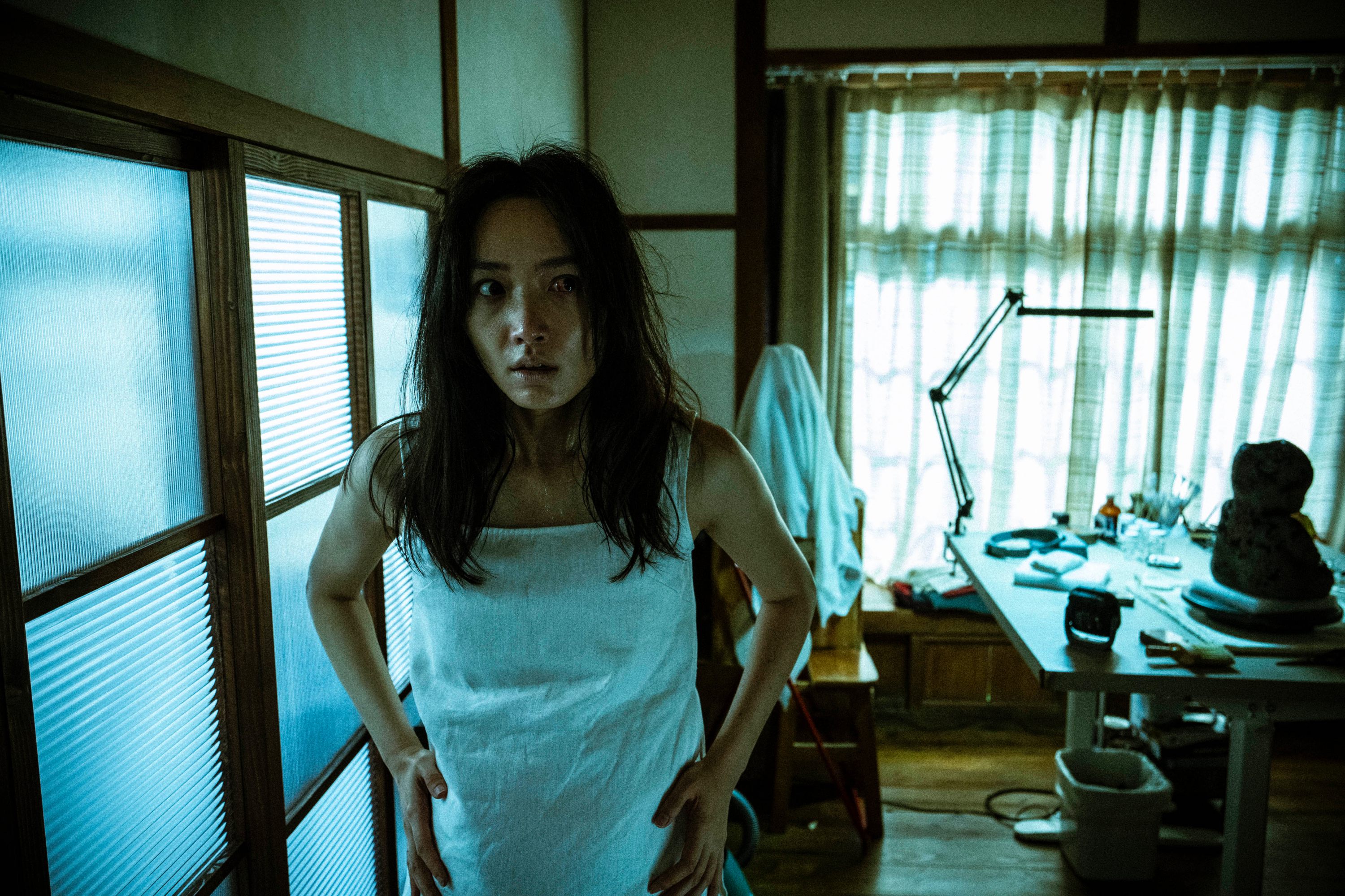 香港女演員蔡思韵初次擔綱鬼片女主角，走靈氣路線的她，在《泥娃娃》有突破以往表演。（天予電影提供）