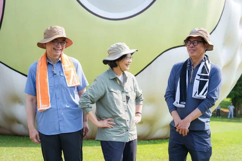 前總統蔡英文昨到高雄爬山,陳其邁、賴瑞隆在高雄果嶺自然公園合體。(賴瑞隆辦公室提供)