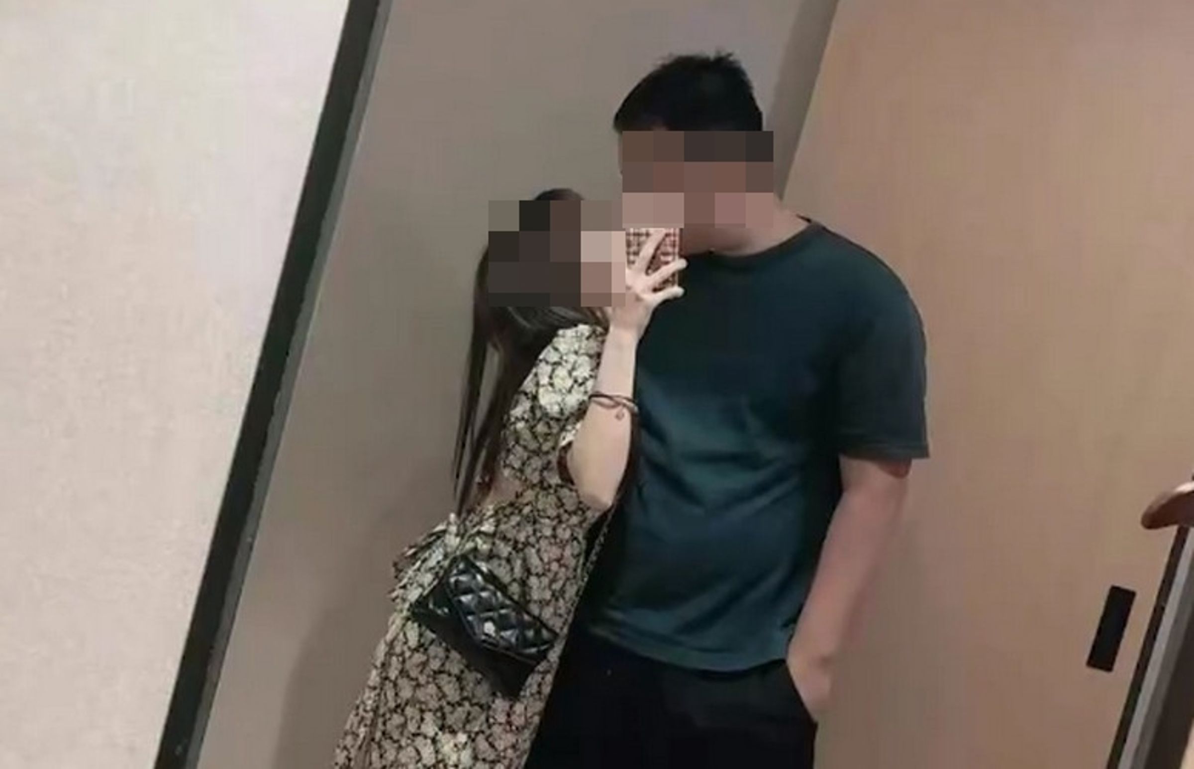 從事公職的謝男遭檢舉婚內出軌,遭到降級處分。(翻攝微博)