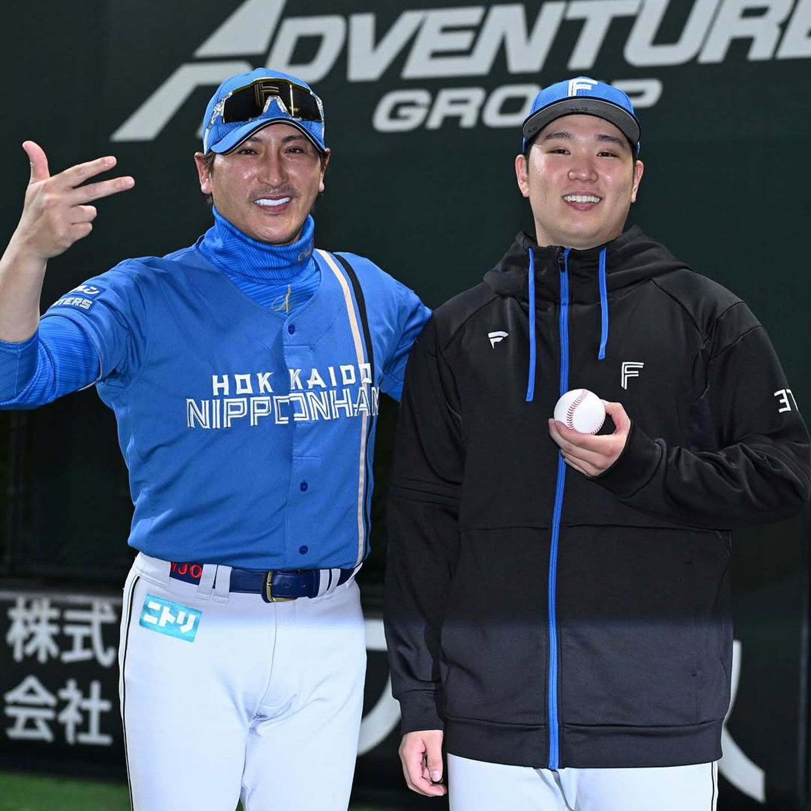 古林睿煬本月接連達成旅日生涯首勝及完封勝的成績，表現讓眾人驚豔。圖為古林與總教練新庄剛志拿著首勝紀念球合影。（翻攝自北海道日本火腿鬥士隊全球粉絲團臉書）