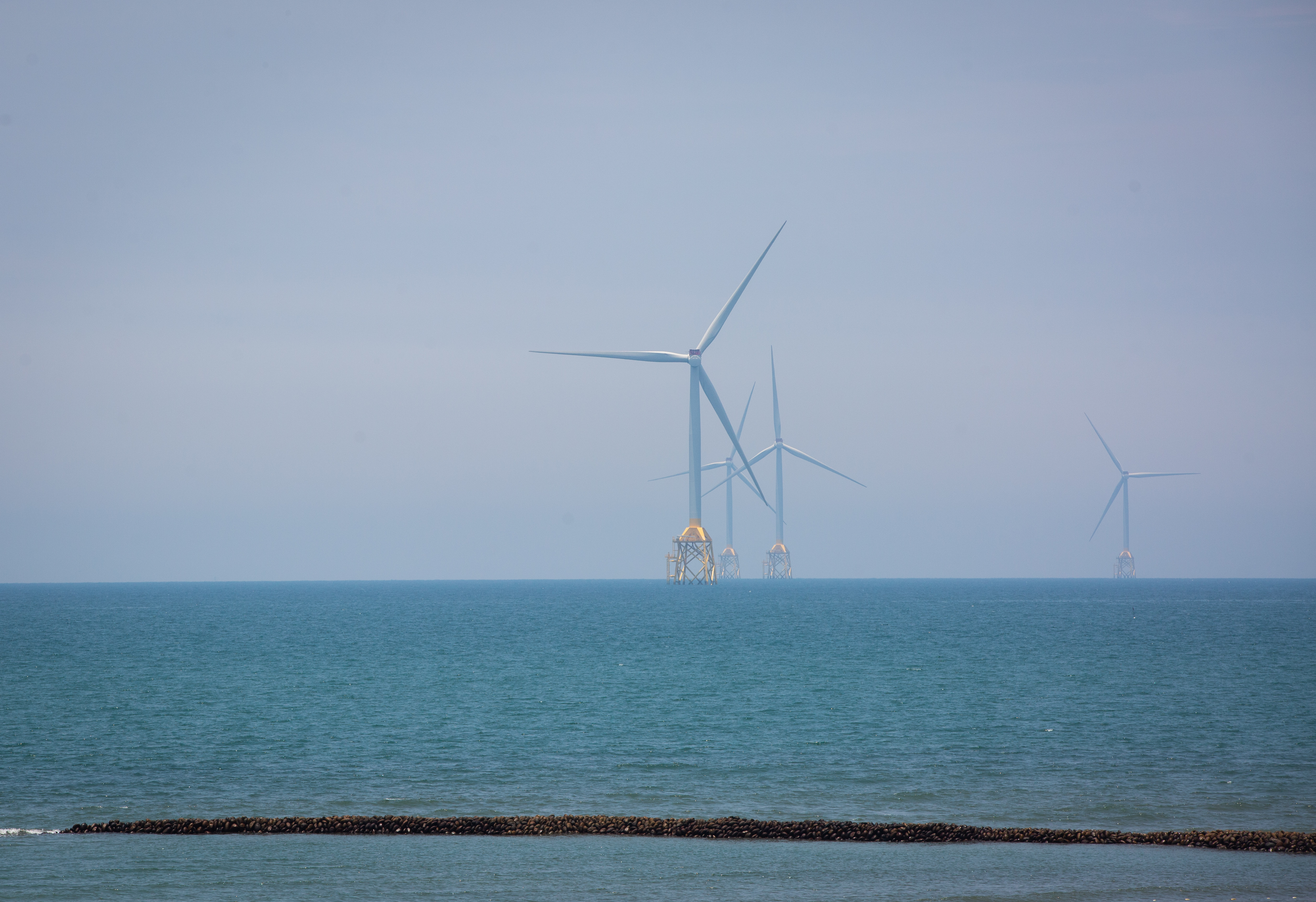 針對有特定人士指出由於採購綠能導致台電電力成本過高一事，TOWIA鄭重澄清，離岸風電躉購費率對台灣電價影響非常有限，且政府早已啟動零補貼政策，讓購售電雙方商業合意綠電價格。（離岸風電示意圖，本刊資料照）