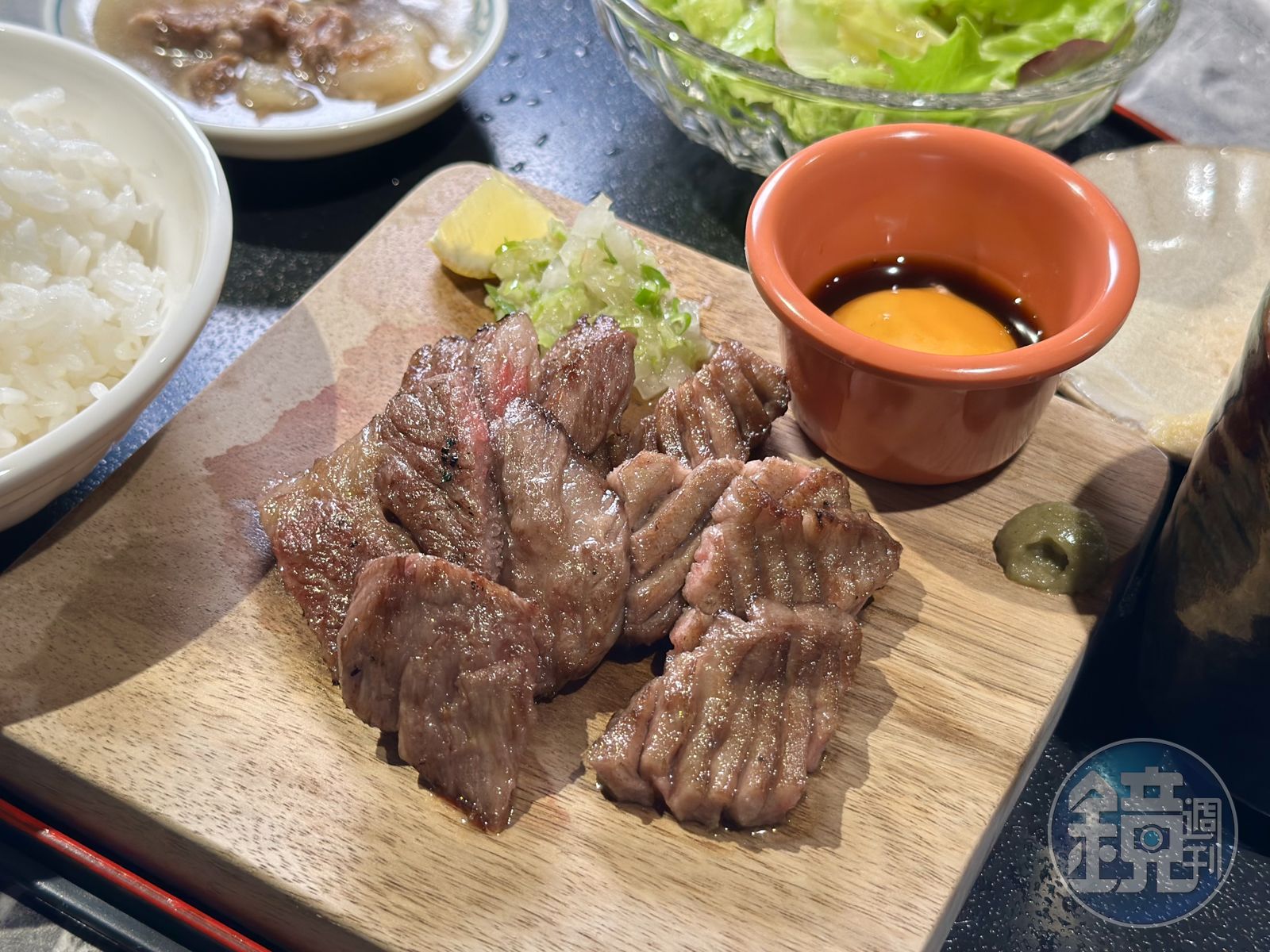 和牛肉搭柚子味噌醬，最能提出甜味，牛舌沾鹽蔥醬，香氣加成。
