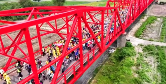 粉紅超跑抵達雲林，香燈腳擠爆西螺大橋。（翻攝自白沙屯媽祖網路電視台）