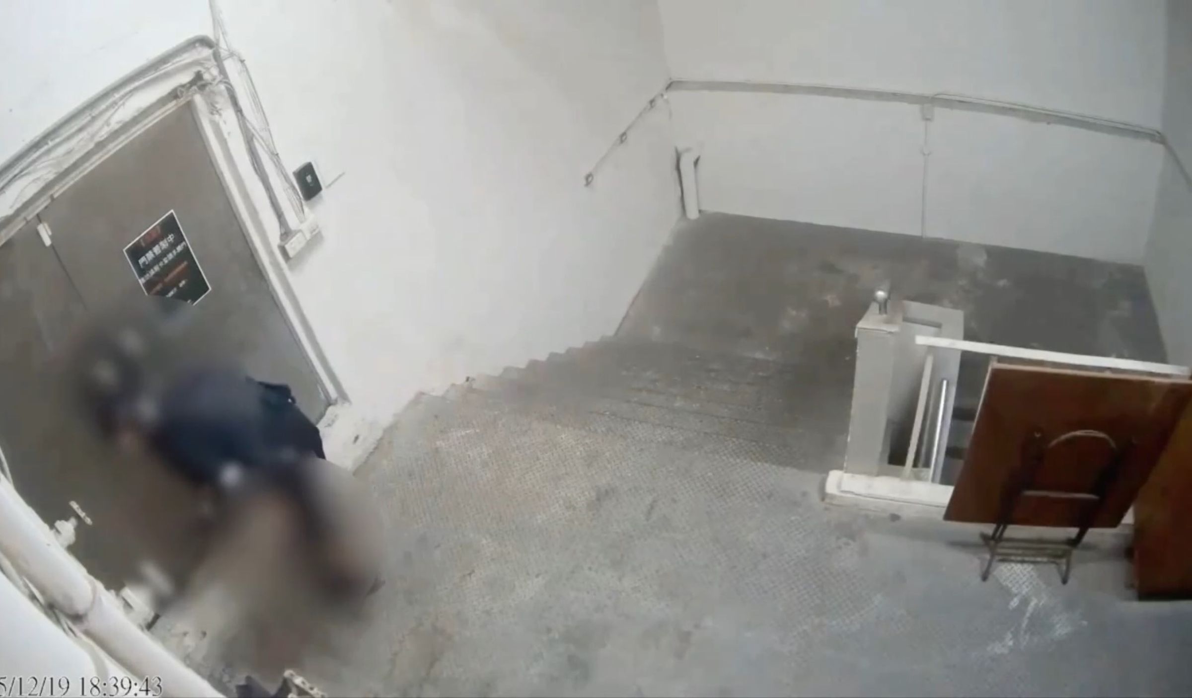凶嫌張文從5樓往6樓逃逸，推開6樓安全門到頂樓露台。（翻攝畫面）