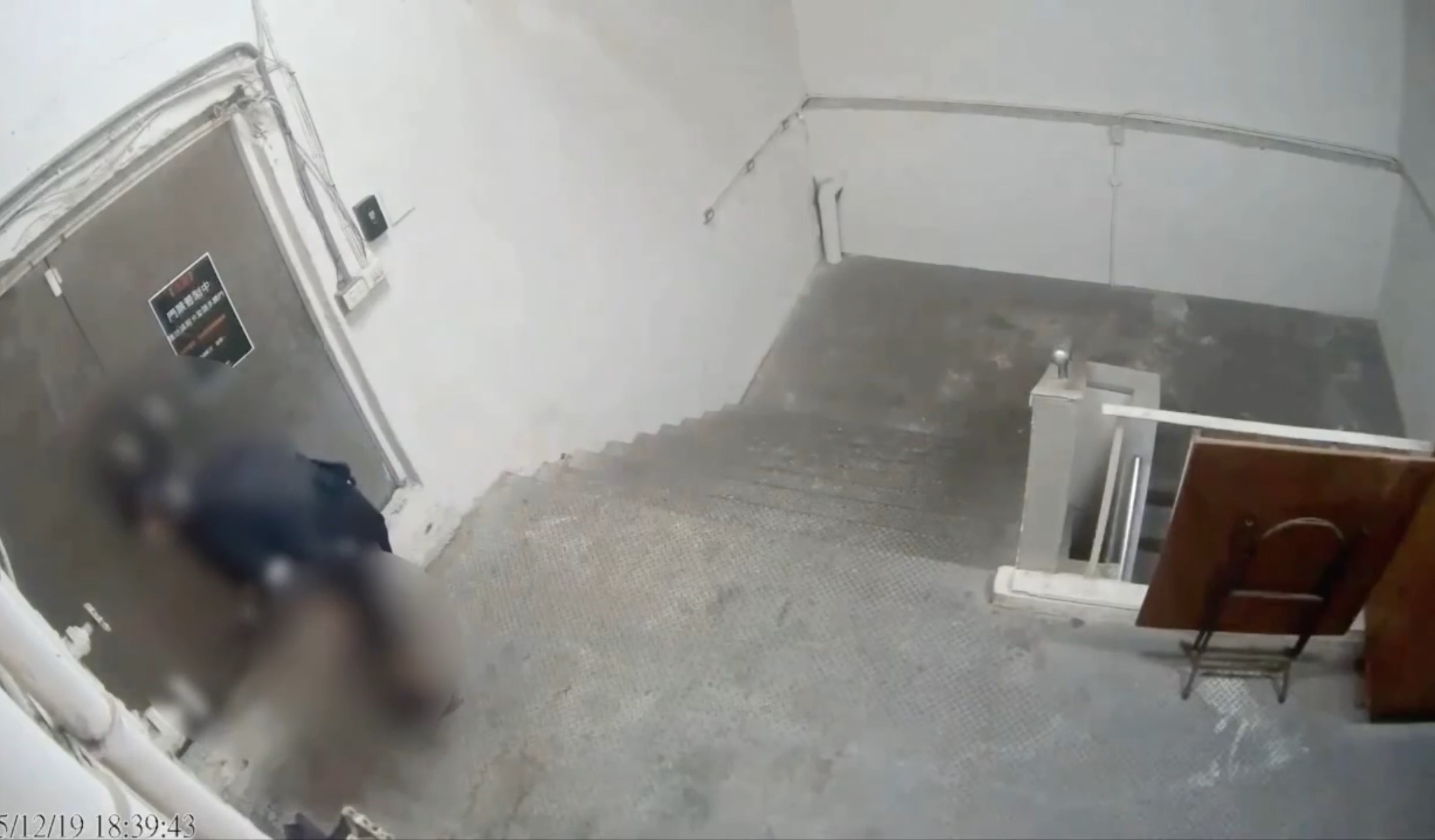 凶嫌張文從5樓往6樓逃逸，推開6樓安全門到頂樓露台。（翻攝畫面）