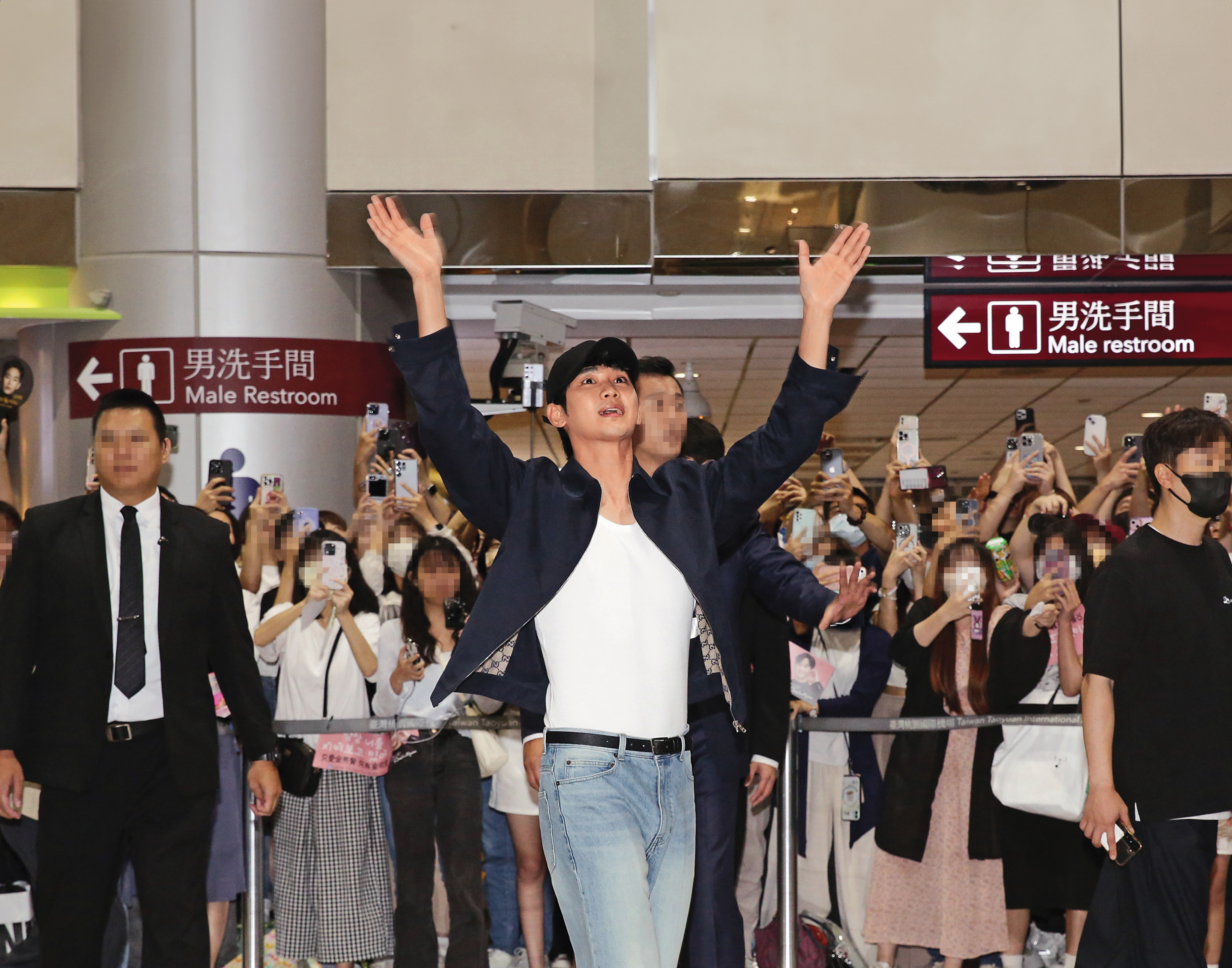 金秀賢高舉雙手和接機粉絲打招呼，意外秀出深藏不露的GG…別想歪，是GUCCI的GG Logo。