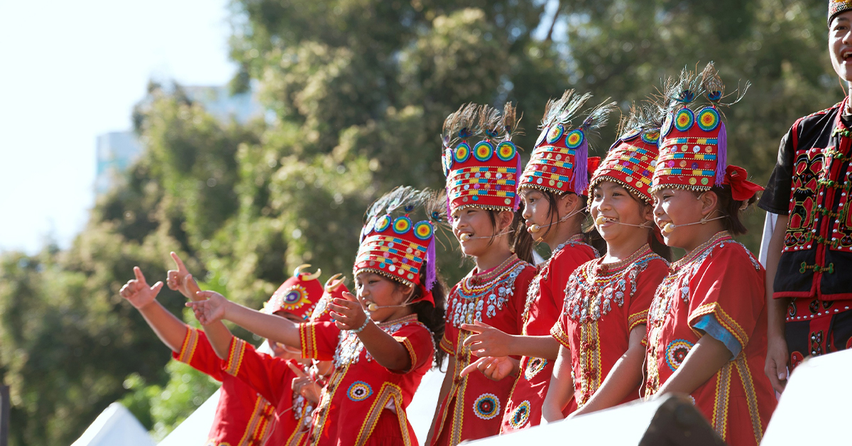 國泰金控攜手為台灣而教，支持屏東石門國小學童透過創作、唱出自己的畢業歌曲，更獲邀站上TFT十週年公益音樂節舞台，透過音樂創作傳承部落文化。(TFT提供)