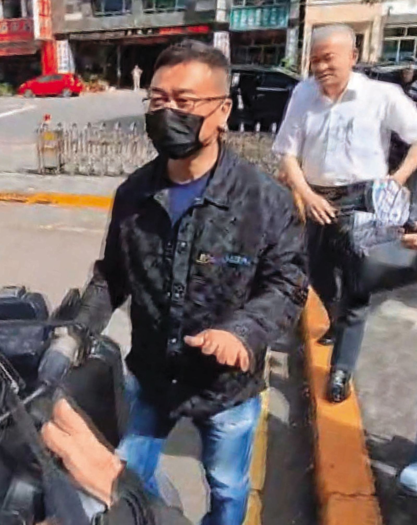博弈教父陳政谷被台中檢院關押365天,日前羈押期滿獲釋放,仍配戴電子腳鐶、固定時間報到等進行監控。(鏡新聞提供)