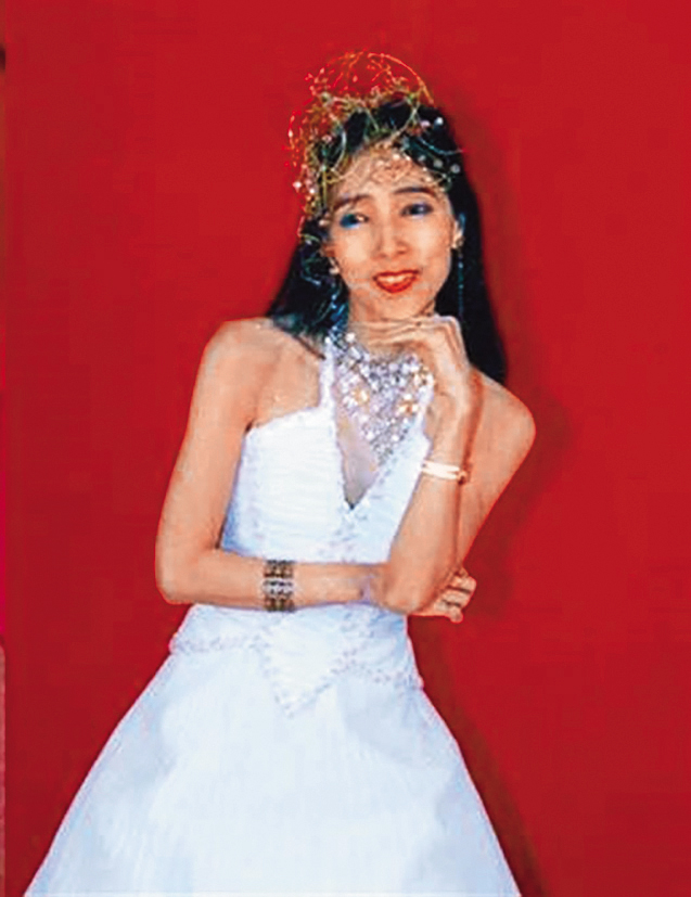 郭雪芙這Pose和「女神鼻祖」阿美姐(圖)有默契喔~現在流行舊團重組,兩人不妨考慮看看。(翻攝自網路)