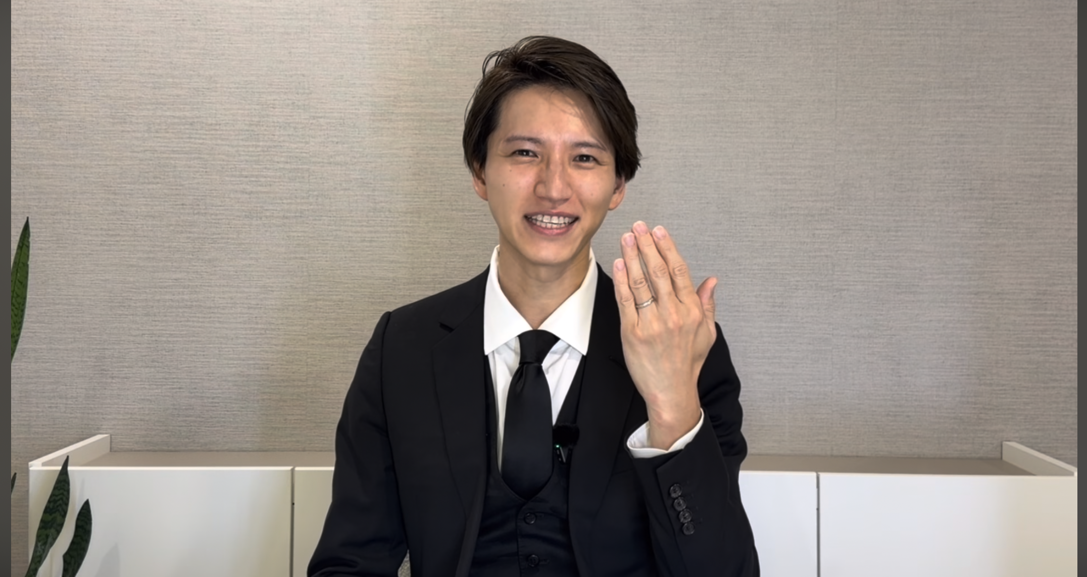 平時幾乎不戴戒指的田口淳之介,如今左手無名指戴上婚戒,笑稱戒指時刻提醒自己要成為守護家庭的力量。(翻攝田口淳之介YouTube)