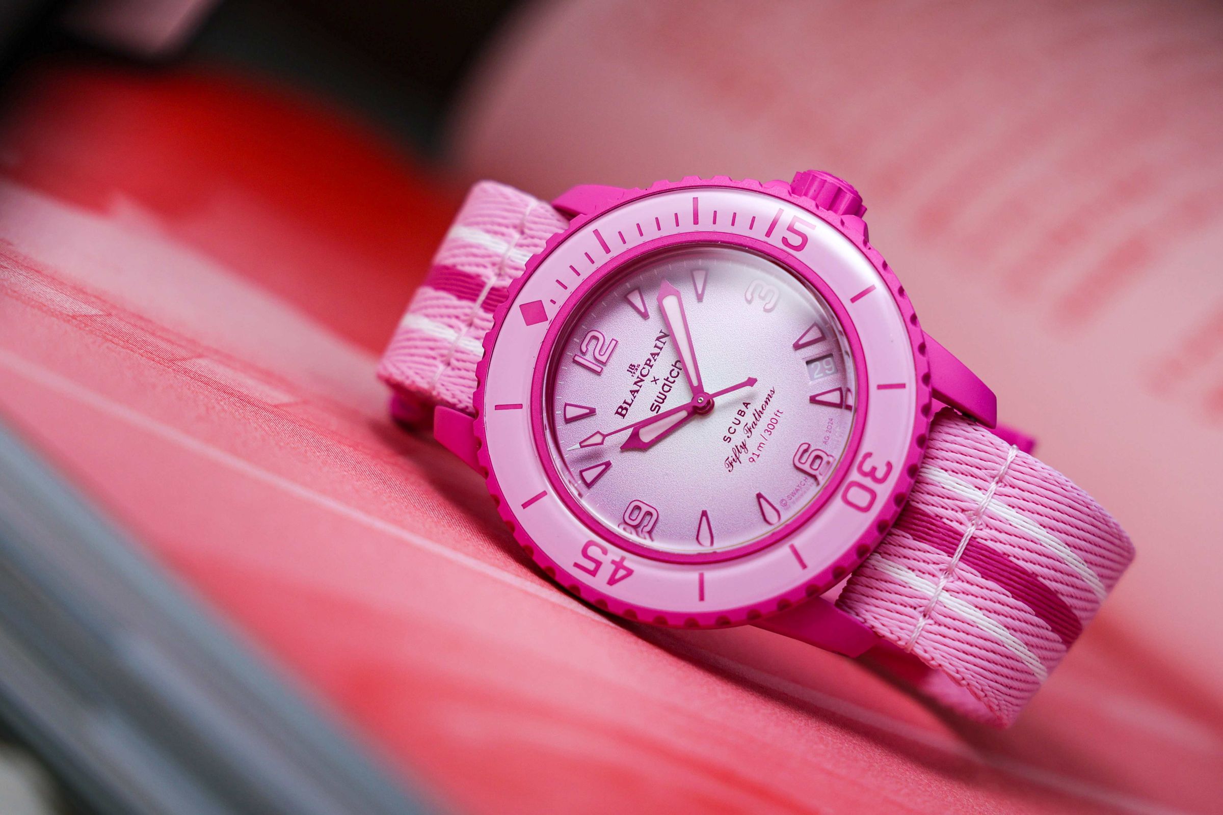 Bioceramic Scuba Fifty Fathoms Pink Ocean，42.3mm Bioceramic生物陶瓷錶殼，SISTEM51自動上鍊機芯，定價NT$13,000。