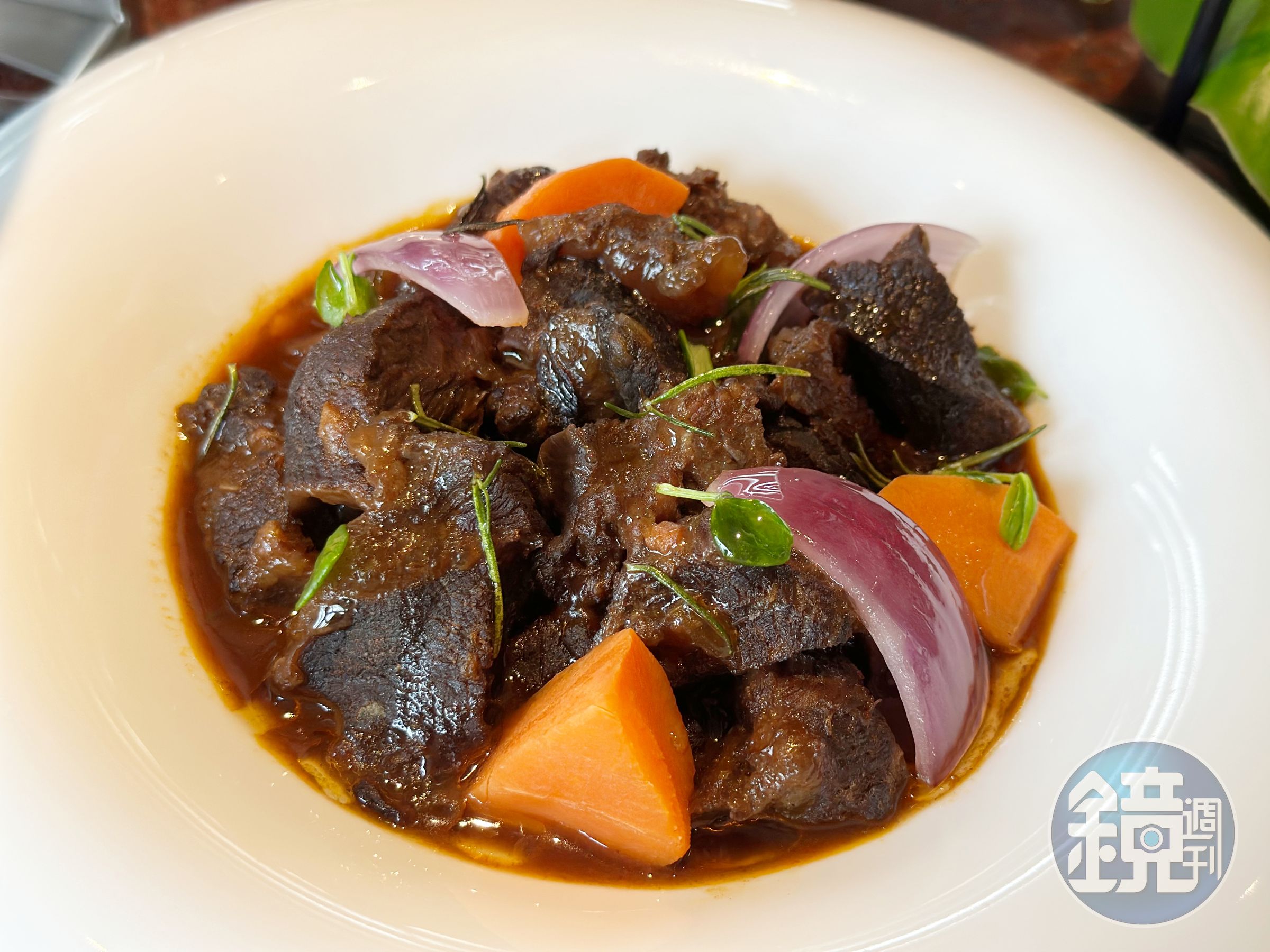 「義式紅酒燴牛頰肉」選用膠原蛋白豐富且肉質細緻的牛頰肉,加入蔬菜、義式香料及紅酒燉煮熬出精華。