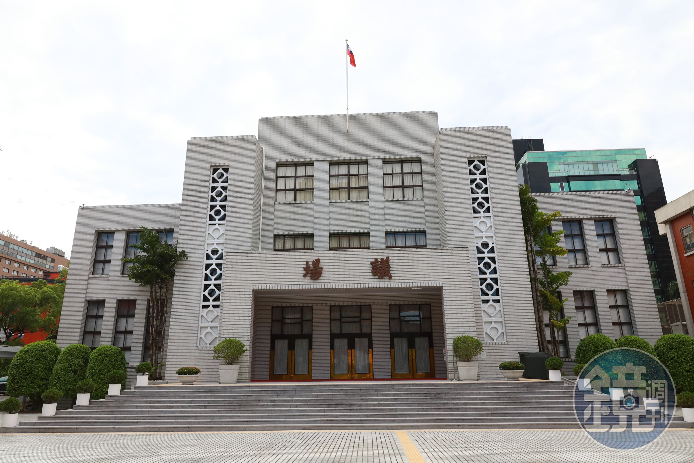 太陽光電產業七大公協會指出，一旦《環評法》修正案通過，產業恐將面臨開發成本暴增，失敗率提高，外資逃離、本土資金全面撤出等嚴重問題，進而讓整個光電產業鏈全面崩潰。