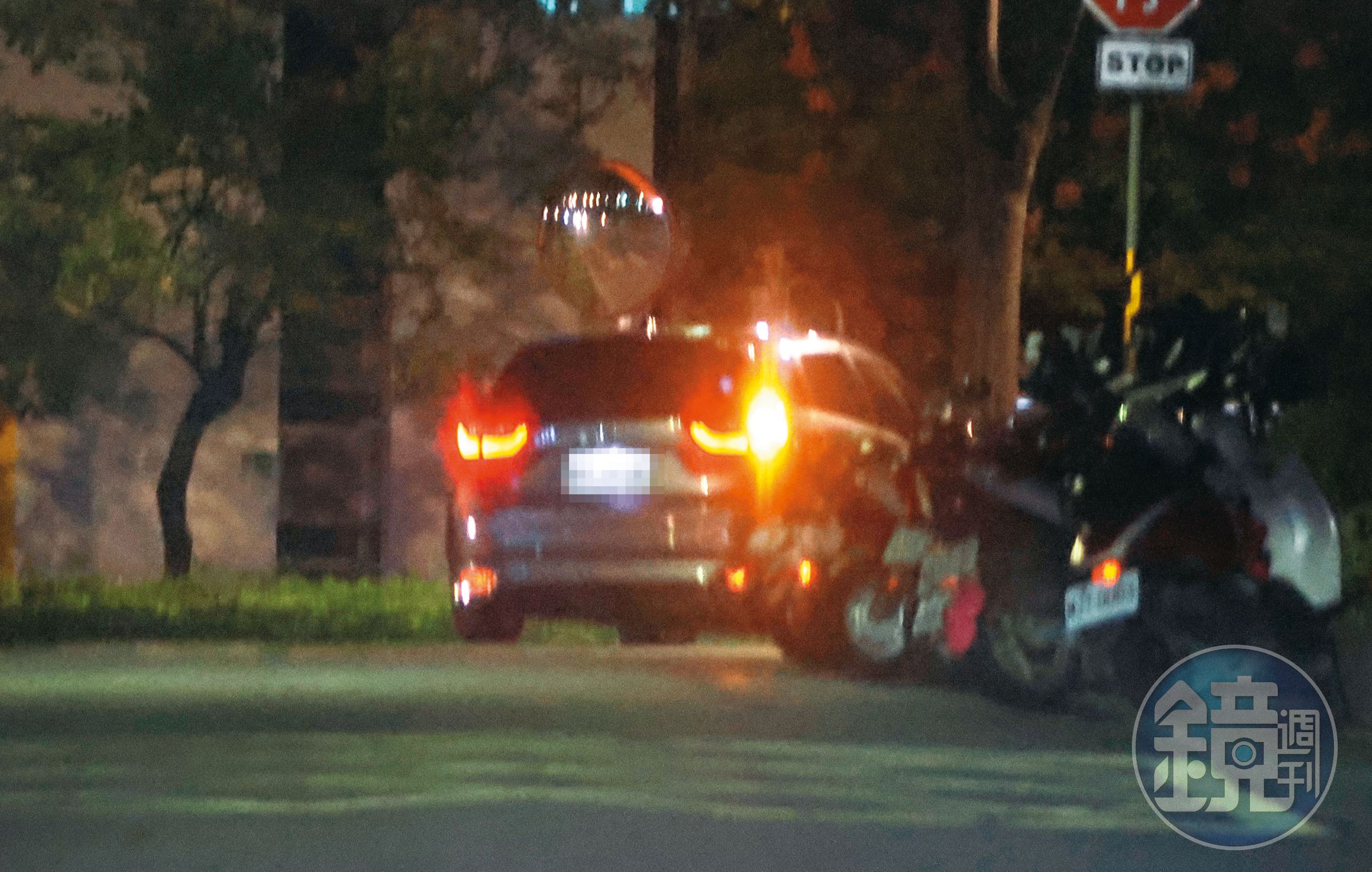 10/24,20:15,夜晚時分,郭方儒的車回到他與邱偲琹一起出現的住處。