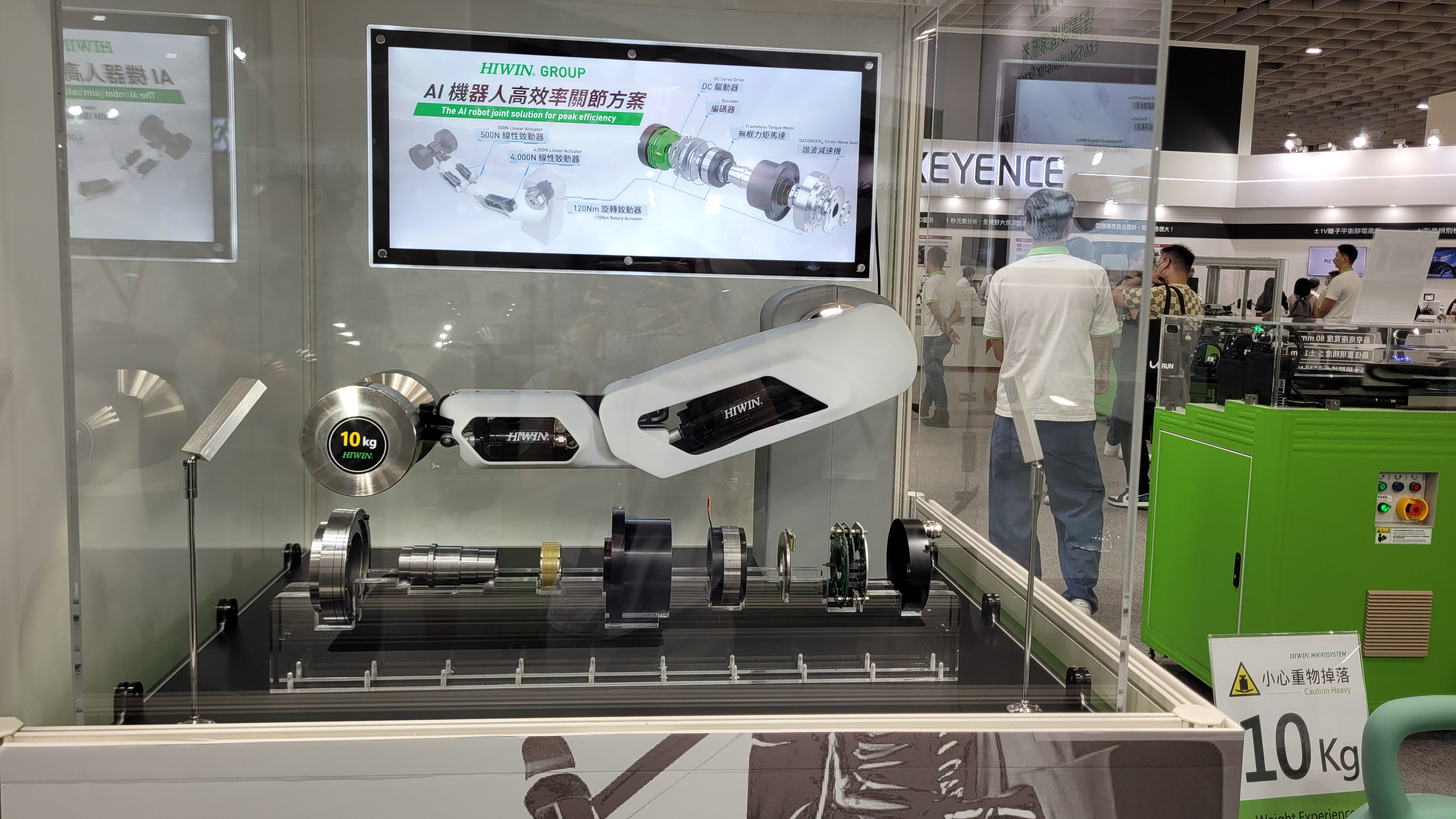 上銀在今年機器人與智慧自動化展首次展出人型機器人應用，使用公司核心產品打造「機器人關節」，打造客製化的產品方案。