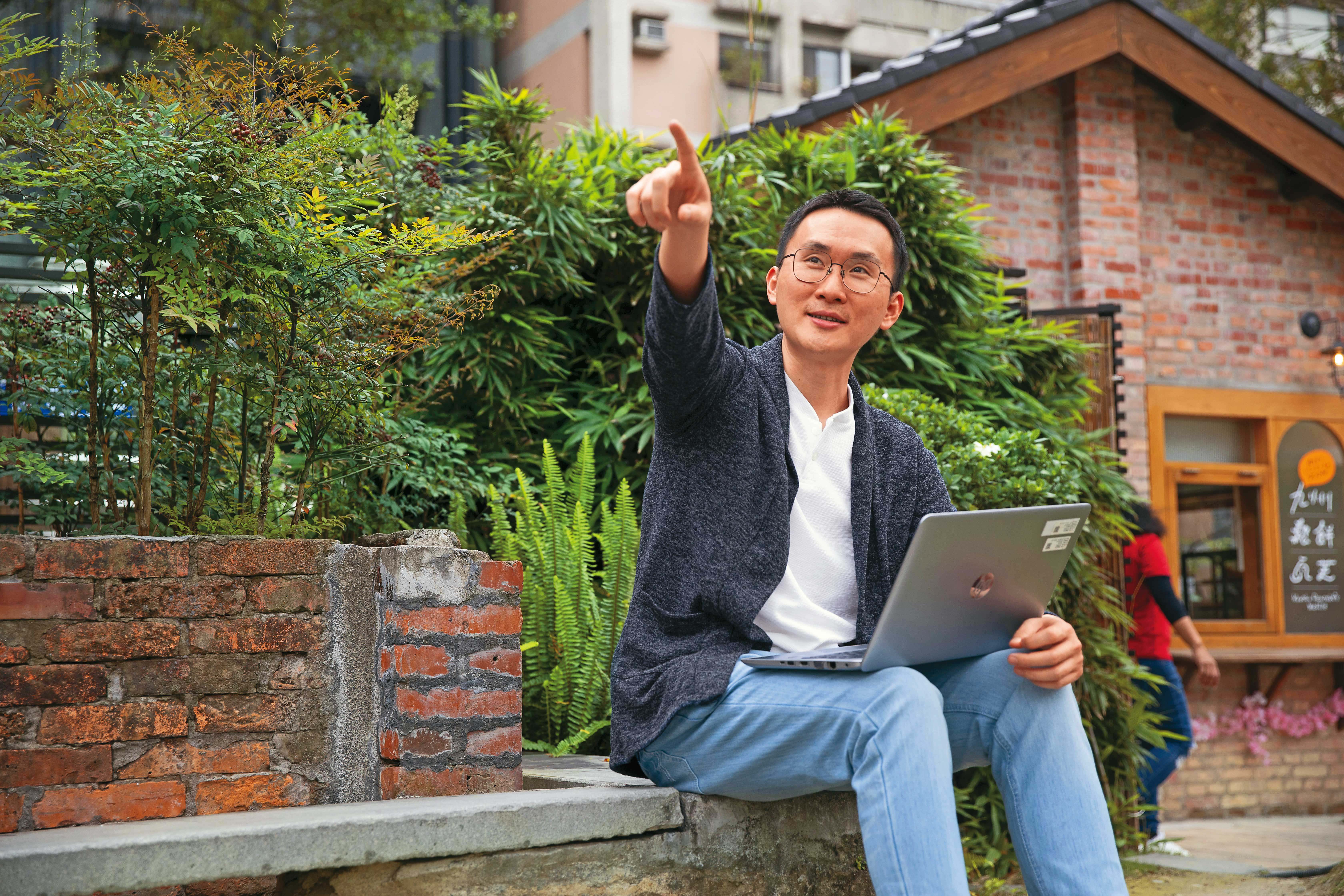 股添樂緊盯趨勢，買股跟著政府政策走，滿手重電股讓他獲利翻3倍。